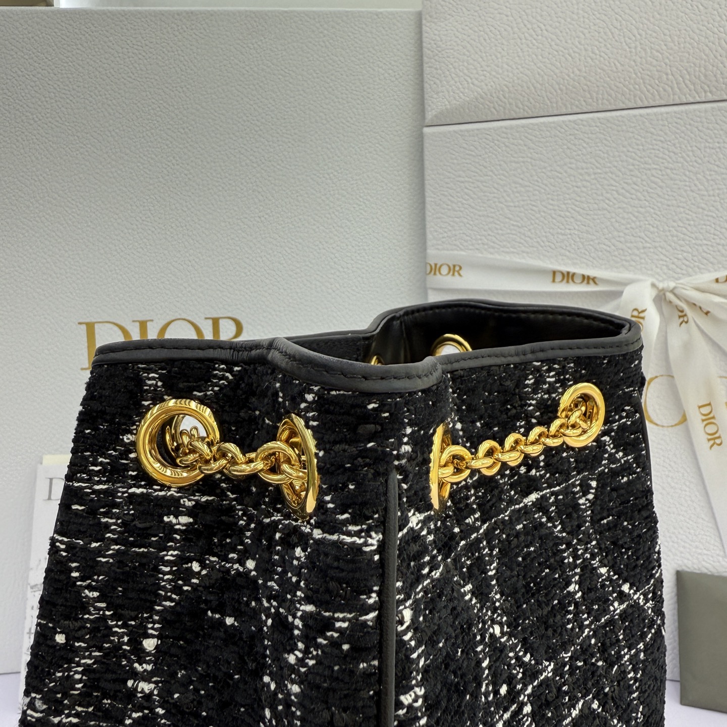 Dior Caro Multicarry双肩背包_款号3375_黑布-芯片版本
这款Dior Caro Multicarry双肩背包是迪奥二零二五秋冬成衣系列新品，彰显时尚优雅的风范。采用羊皮革精心制作，饰以超大黑色藤格纹粗花呢等材质精心制作，款式百搭，简约廓形醒目吸睛，内设宽敞主隔层，搭配磁性开合，正面两个小号翻盖口袋点缀以复古金色饰面金属 CD 标志更显精致。中号款式，滑动设计链条饰以皮革带，可舒适双肩背或者使用双链条肩带单肩背。
尺寸：20&times;25&times;10.5cm
款号3375