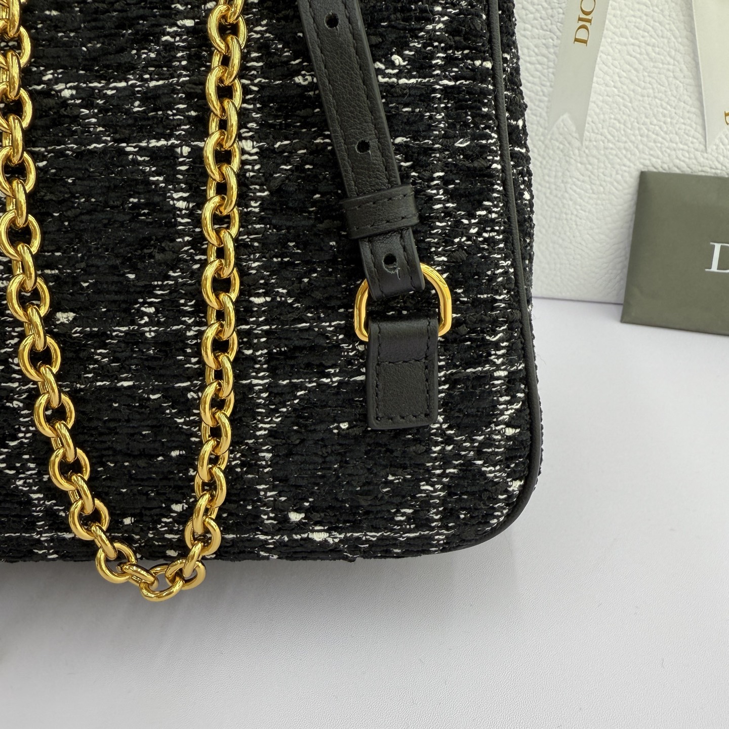 Dior Caro Multicarry双肩背包_款号3375_黑布-芯片版本
这款Dior Caro Multicarry双肩背包是迪奥二零二五秋冬成衣系列新品，彰显时尚优雅的风范。采用羊皮革精心制作，饰以超大黑色藤格纹粗花呢等材质精心制作，款式百搭，简约廓形醒目吸睛，内设宽敞主隔层，搭配磁性开合，正面两个小号翻盖口袋点缀以复古金色饰面金属 CD 标志更显精致。中号款式，滑动设计链条饰以皮革带，可舒适双肩背或者使用双链条肩带单肩背。
尺寸：20&times;25&times;10.5cm
款号3375