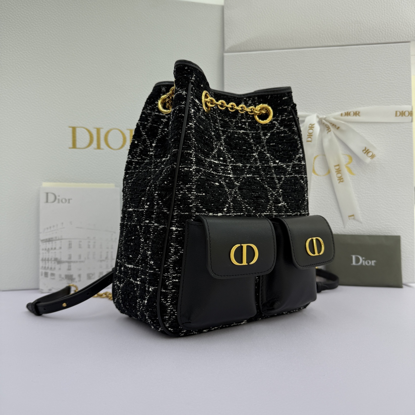 Dior Caro Multicarry双肩背包_款号3375_黑布-芯片版本
这款Dior Caro Multicarry双肩背包是迪奥二零二五秋冬成衣系列新品，彰显时尚优雅的风范。采用羊皮革精心制作，饰以超大黑色藤格纹粗花呢等材质精心制作，款式百搭，简约廓形醒目吸睛，内设宽敞主隔层，搭配磁性开合，正面两个小号翻盖口袋点缀以复古金色饰面金属 CD 标志更显精致。中号款式，滑动设计链条饰以皮革带，可舒适双肩背或者使用双链条肩带单肩背。
尺寸：20&times;25&times;10.5cm
款号3375