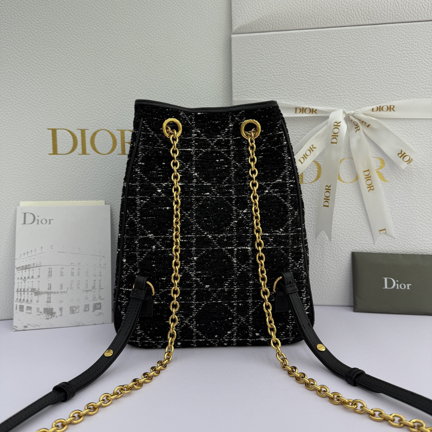 Dior Caro Multicarry双肩背包_款号3375_黑布-芯片版本
这款Dior Caro Multicarry双肩背包是迪奥二零二五秋冬成衣系列新品，彰显时尚优雅的风范。采用羊皮革精心制作，饰以超大黑色藤格纹粗花呢等材质精心制作，款式百搭，简约廓形醒目吸睛，内设宽敞主隔层，搭配磁性开合，正面两个小号翻盖口袋点缀以复古金色饰面金属 CD 标志更显精致。中号款式，滑动设计链条饰以皮革带，可舒适双肩背或者使用双链条肩带单肩背。
尺寸：20&times;25&times;10.5cm
款号3375