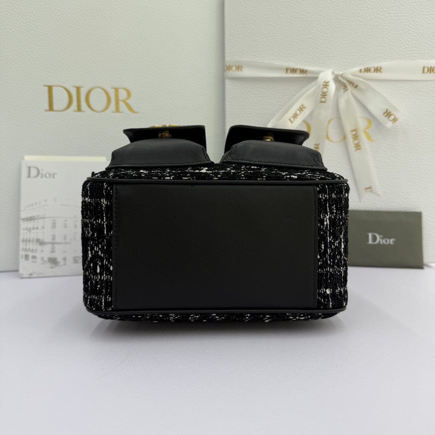 Dior Caro Multicarry双肩背包_款号3375_黑布-芯片版本
这款Dior Caro Multicarry双肩背包是迪奥二零二五秋冬成衣系列新品，彰显时尚优雅的风范。采用羊皮革精心制作，饰以超大黑色藤格纹粗花呢等材质精心制作，款式百搭，简约廓形醒目吸睛，内设宽敞主隔层，搭配磁性开合，正面两个小号翻盖口袋点缀以复古金色饰面金属 CD 标志更显精致。中号款式，滑动设计链条饰以皮革带，可舒适双肩背或者使用双链条肩带单肩背。
尺寸：20&times;25&times;10.5cm
款号3375
