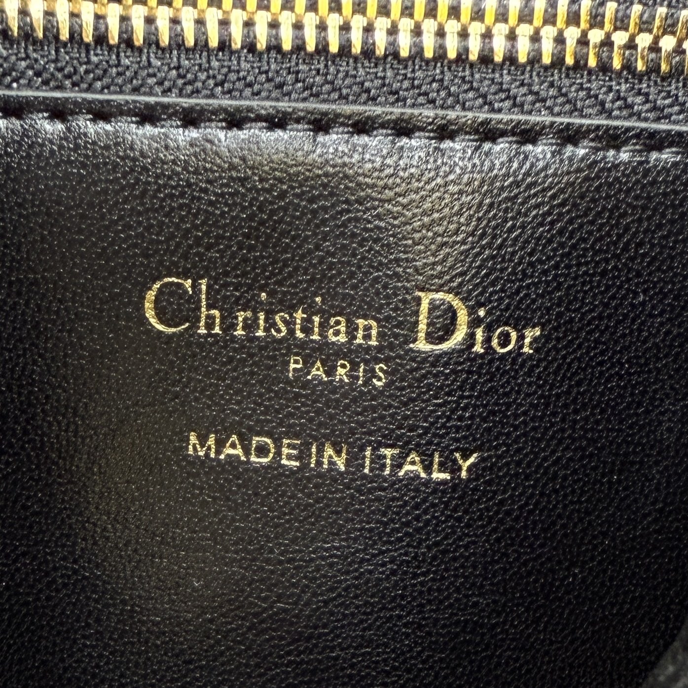 Dior Caro Multicarry双肩背包_款号3375_黑布-芯片版本
这款Dior Caro Multicarry双肩背包是迪奥二零二五秋冬成衣系列新品，彰显时尚优雅的风范。采用羊皮革精心制作，饰以超大黑色藤格纹粗花呢等材质精心制作，款式百搭，简约廓形醒目吸睛，内设宽敞主隔层，搭配磁性开合，正面两个小号翻盖口袋点缀以复古金色饰面金属 CD 标志更显精致。中号款式，滑动设计链条饰以皮革带，可舒适双肩背或者使用双链条肩带单肩背。
尺寸：20&times;25&times;10.5cm
款号3375