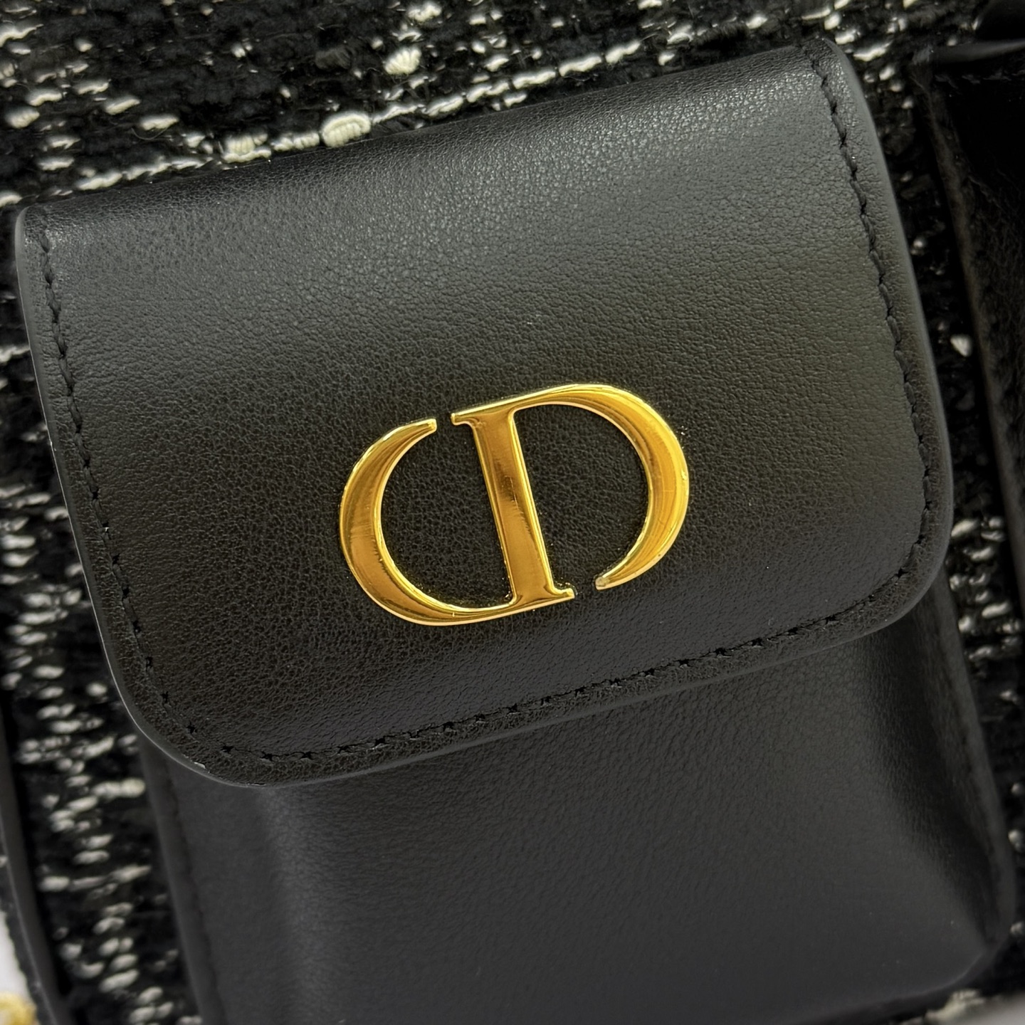 Dior Caro Multicarry双肩背包_款号3375_黑布-芯片版本
这款Dior Caro Multicarry双肩背包是迪奥二零二五秋冬成衣系列新品，彰显时尚优雅的风范。采用羊皮革精心制作，饰以超大黑色藤格纹粗花呢等材质精心制作，款式百搭，简约廓形醒目吸睛，内设宽敞主隔层，搭配磁性开合，正面两个小号翻盖口袋点缀以复古金色饰面金属 CD 标志更显精致。中号款式，滑动设计链条饰以皮革带，可舒适双肩背或者使用双链条肩带单肩背。
尺寸：20&times;25&times;10.5cm
款号3375