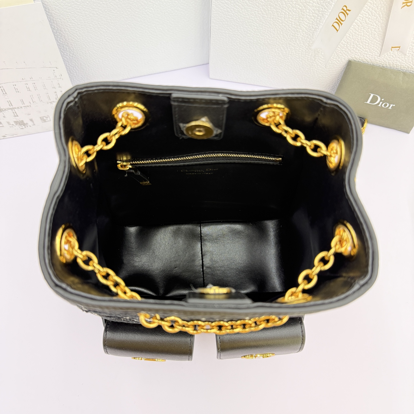 Dior Caro Multicarry双肩背包_款号3375_黑布-芯片版本
这款Dior Caro Multicarry双肩背包是迪奥二零二五秋冬成衣系列新品，彰显时尚优雅的风范。采用羊皮革精心制作，饰以超大黑色藤格纹粗花呢等材质精心制作，款式百搭，简约廓形醒目吸睛，内设宽敞主隔层，搭配磁性开合，正面两个小号翻盖口袋点缀以复古金色饰面金属 CD 标志更显精致。中号款式，滑动设计链条饰以皮革带，可舒适双肩背或者使用双链条肩带单肩背。
尺寸：20&times;25&times;10.5cm
款号3375