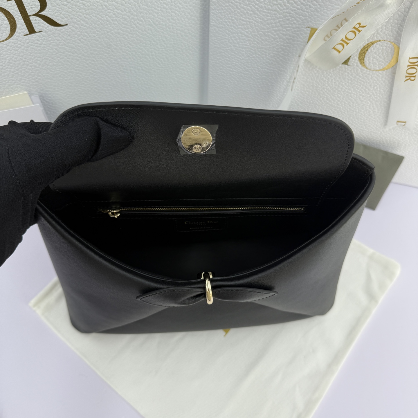 Dior 2026蝴蝶结手提包_编号0737_黑色金扣
🎀 Dior 2026 春夏新品#蝴蝶结手提包「黑色」
新设计的轮廓与造型，配色 丰富，适配多人！在夸张与优雅之间恰到好处！它的设计灵感源于迪奥先生设计的 Cigale礼服~立体的梯形包身+单手柄，造型自带优雅大气的腔调。包包的外观比较低调，几乎没有什么明显的大Logo。离近点再看，才发现原来Anderson把Dior字母Logo和包包提手的圆孔融合到了一起。
包包既有辨识度，也完全不是张扬挂的，整体散发着那种不动声色的高级感！值得一提的是，这款包还搭配了一条皮质长肩带。尤其出门旅行的时候就可以换上长肩带，既解放了双手，还衬得人轻松又随性~
型号：0737
尺寸：28*10*22（长*宽*高）