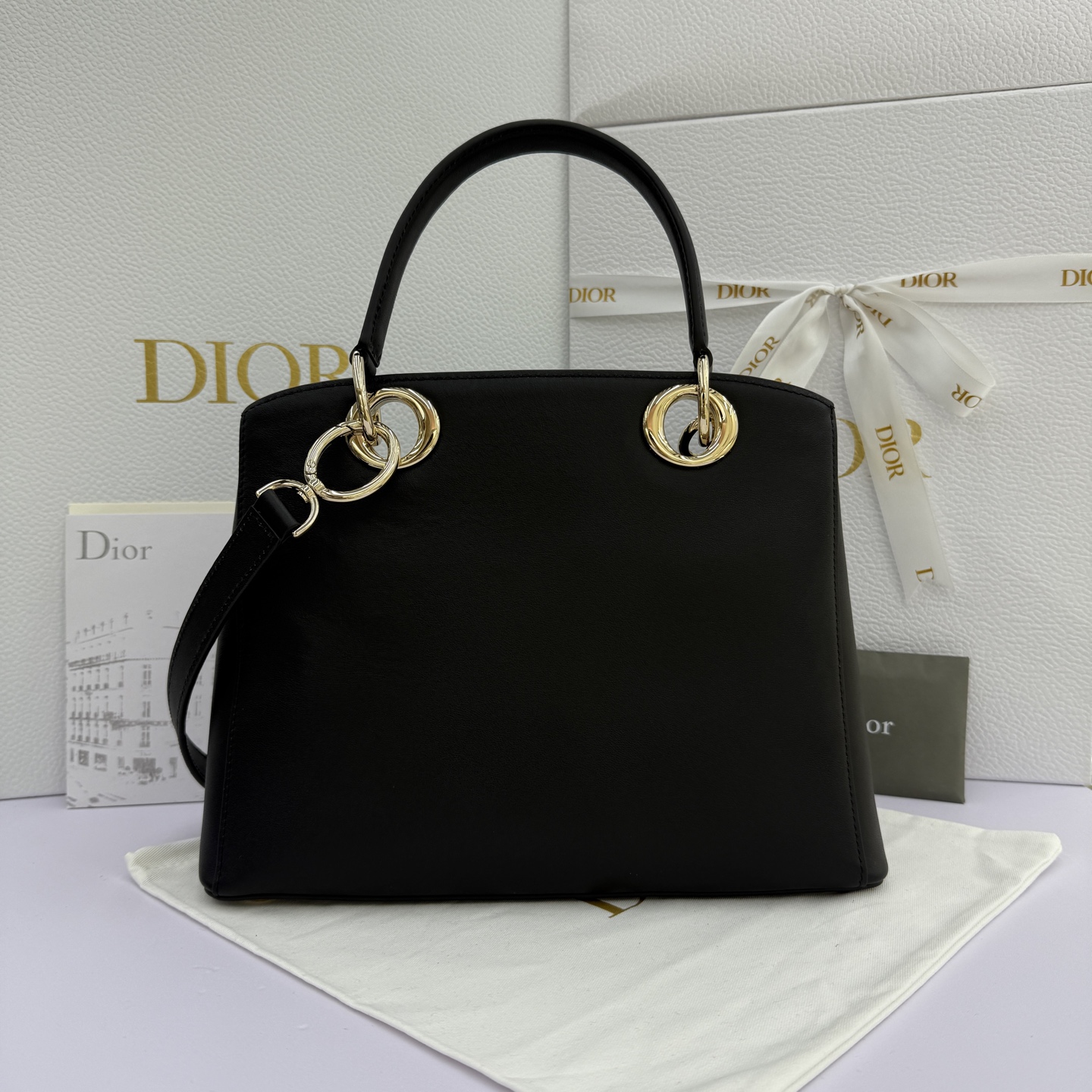 Dior 2026蝴蝶结手提包_编号0737_黑色金扣
🎀 Dior 2026 春夏新品#蝴蝶结手提包「黑色」
新设计的轮廓与造型，配色 丰富，适配多人！在夸张与优雅之间恰到好处！它的设计灵感源于迪奥先生设计的 Cigale礼服~立体的梯形包身+单手柄，造型自带优雅大气的腔调。包包的外观比较低调，几乎没有什么明显的大Logo。离近点再看，才发现原来Anderson把Dior字母Logo和包包提手的圆孔融合到了一起。
包包既有辨识度，也完全不是张扬挂的，整体散发着那种不动声色的高级感！值得一提的是，这款包还搭配了一条皮质长肩带。尤其出门旅行的时候就可以换上长肩带，既解放了双手，还衬得人轻松又随性~
型号：0737
尺寸：28*10*22（长*宽*高）