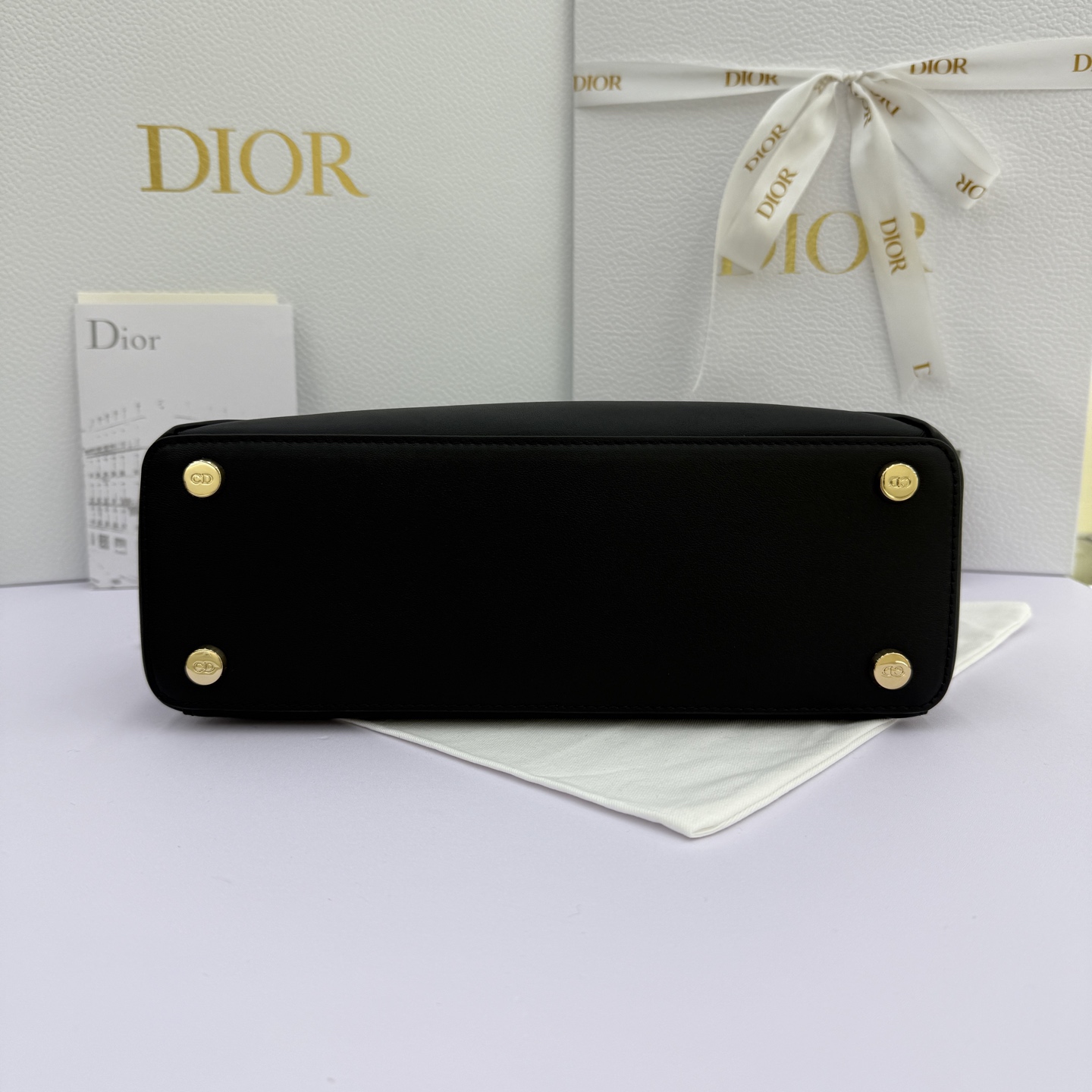 Dior 2026蝴蝶结手提包_编号0737_黑色金扣
🎀 Dior 2026 春夏新品#蝴蝶结手提包「黑色」
新设计的轮廓与造型，配色 丰富，适配多人！在夸张与优雅之间恰到好处！它的设计灵感源于迪奥先生设计的 Cigale礼服~立体的梯形包身+单手柄，造型自带优雅大气的腔调。包包的外观比较低调，几乎没有什么明显的大Logo。离近点再看，才发现原来Anderson把Dior字母Logo和包包提手的圆孔融合到了一起。
包包既有辨识度，也完全不是张扬挂的，整体散发着那种不动声色的高级感！值得一提的是，这款包还搭配了一条皮质长肩带。尤其出门旅行的时候就可以换上长肩带，既解放了双手，还衬得人轻松又随性~
型号：0737
尺寸：28*10*22（长*宽*高）