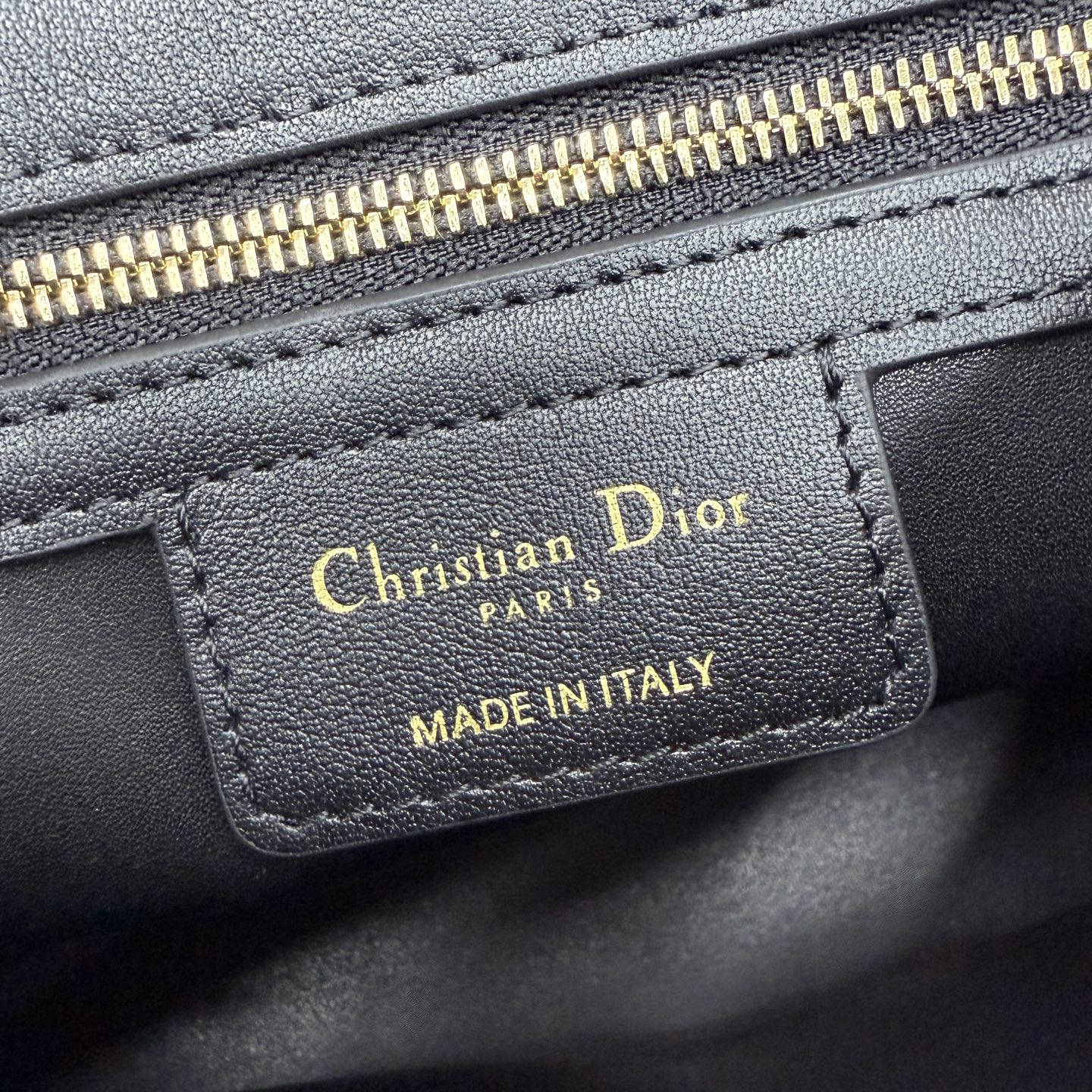 Dior 2026蝴蝶结手提包_编号0737_黑色金扣
🎀 Dior 2026 春夏新品#蝴蝶结手提包「黑色」
新设计的轮廓与造型，配色 丰富，适配多人！在夸张与优雅之间恰到好处！它的设计灵感源于迪奥先生设计的 Cigale礼服~立体的梯形包身+单手柄，造型自带优雅大气的腔调。包包的外观比较低调，几乎没有什么明显的大Logo。离近点再看，才发现原来Anderson把Dior字母Logo和包包提手的圆孔融合到了一起。
包包既有辨识度，也完全不是张扬挂的，整体散发着那种不动声色的高级感！值得一提的是，这款包还搭配了一条皮质长肩带。尤其出门旅行的时候就可以换上长肩带，既解放了双手，还衬得人轻松又随性~
型号：0737
尺寸：28*10*22（长*宽*高）