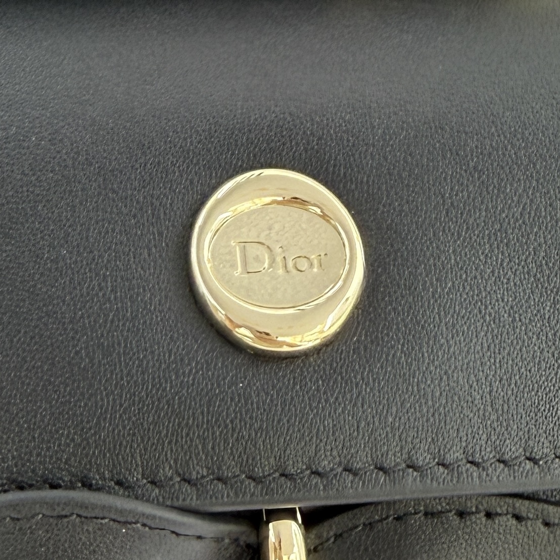 Dior 2026蝴蝶结手提包_编号0737_黑色金扣
🎀 Dior 2026 春夏新品#蝴蝶结手提包「黑色」
新设计的轮廓与造型，配色 丰富，适配多人！在夸张与优雅之间恰到好处！它的设计灵感源于迪奥先生设计的 Cigale礼服~立体的梯形包身+单手柄，造型自带优雅大气的腔调。包包的外观比较低调，几乎没有什么明显的大Logo。离近点再看，才发现原来Anderson把Dior字母Logo和包包提手的圆孔融合到了一起。
包包既有辨识度，也完全不是张扬挂的，整体散发着那种不动声色的高级感！值得一提的是，这款包还搭配了一条皮质长肩带。尤其出门旅行的时候就可以换上长肩带，既解放了双手，还衬得人轻松又随性~
型号：0737
尺寸：28*10*22（长*宽*高）