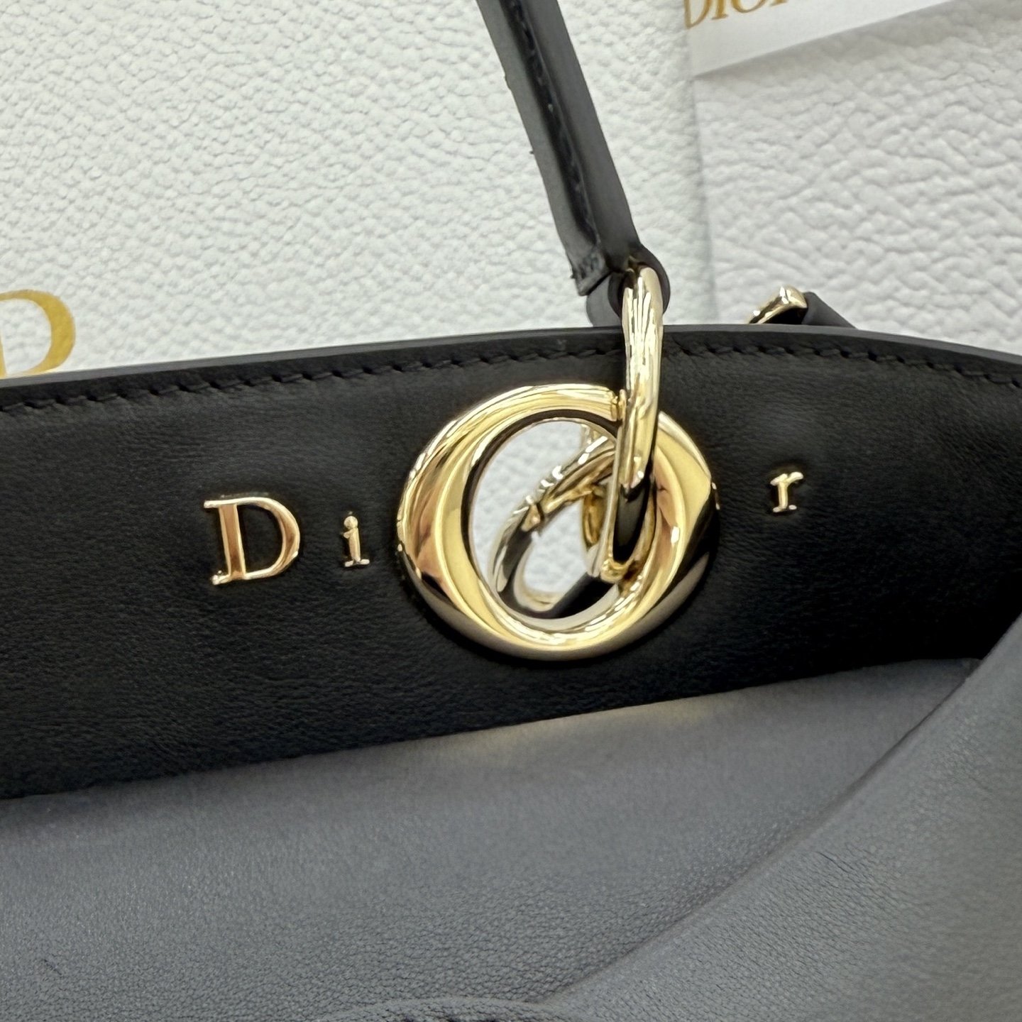 Dior 2026蝴蝶结手提包_编号0737_黑色金扣
🎀 Dior 2026 春夏新品#蝴蝶结手提包「黑色」
新设计的轮廓与造型，配色 丰富，适配多人！在夸张与优雅之间恰到好处！它的设计灵感源于迪奥先生设计的 Cigale礼服~立体的梯形包身+单手柄，造型自带优雅大气的腔调。包包的外观比较低调，几乎没有什么明显的大Logo。离近点再看，才发现原来Anderson把Dior字母Logo和包包提手的圆孔融合到了一起。
包包既有辨识度，也完全不是张扬挂的，整体散发着那种不动声色的高级感！值得一提的是，这款包还搭配了一条皮质长肩带。尤其出门旅行的时候就可以换上长肩带，既解放了双手，还衬得人轻松又随性~
型号：0737
尺寸：28*10*22（长*宽*高）