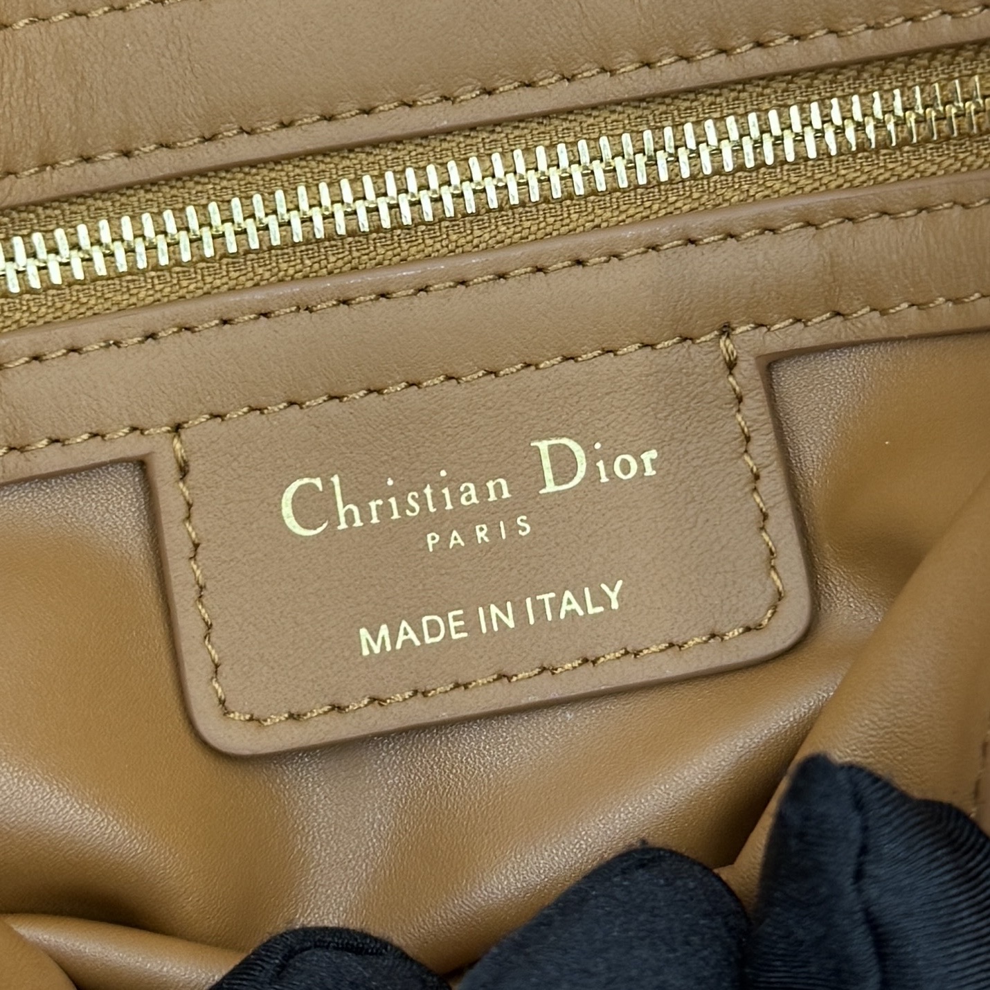 Dior 2026蝴蝶结手提包_编号7038_焦糖色金扣
🎀 Dior 2026 春夏新品#蝴蝶结手提包「焦糖色」
新设计的轮廓与造型，配色 丰富，适配多人！在夸张与优雅之间恰到好处！它的设计灵感源于迪奥先生设计的 Cigale礼服~立体的梯形包身+单手柄，造型自带优雅大气的腔调。包包的外观比较低调，几乎没有什么明显的大Logo。离近点再看，才发现原来Anderson把Dior字母Logo和包包提手的圆孔融合到了一起。
包包既有辨识度，也完全不是张扬挂的，整体散发着那种不动声色的高级感！值得一提的是，这款包还搭配了一条皮质长肩带。尤其出门旅行的时候就可以换上长肩带，既解放了双手，还衬得人轻松又随性~
型号：7038
尺寸：28*10*22（长*宽*高）