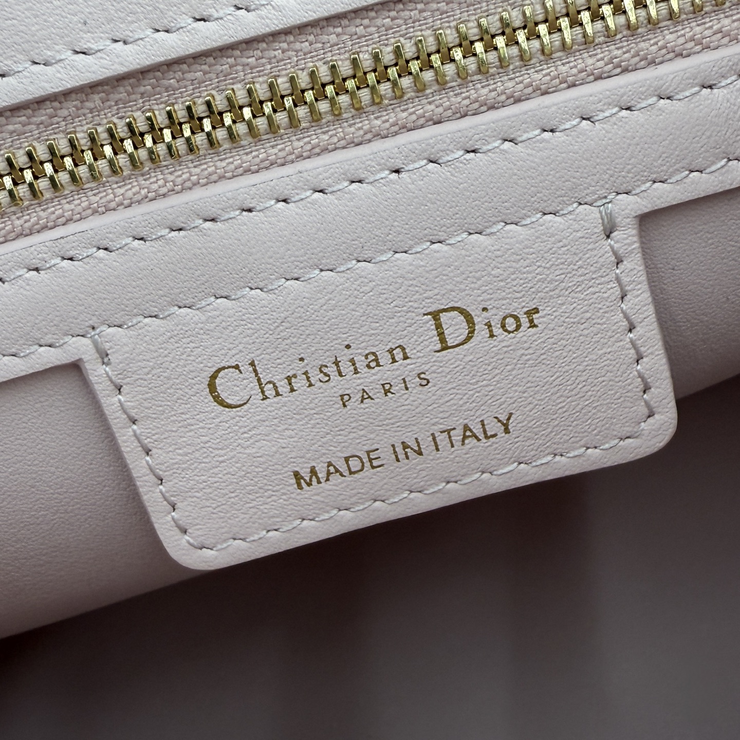 Dior 2026蝴蝶结手提包_编号7038_淡粉色金扣
🎀 Dior 2026 春夏新品#蝴蝶结手提包「淡粉色」
新设计的轮廓与造型，配色 丰富，适配多人！在夸张与优雅之间恰到好处！它的设计灵感源于迪奥先生设计的 Cigale礼服~立体的梯形包身+单手柄，造型自带优雅大气的腔调。包包的外观比较低调，几乎没有什么明显的大Logo。离近点再看，才发现原来Anderson把Dior字母Logo和包包提手的圆孔融合到了一起。
包包既有辨识度，也完全不是张扬挂的，整体散发着那种不动声色的高级感！值得一提的是，这款包还搭配了一条皮质长肩带。尤其出门旅行的时候就可以换上长肩带，既解放了双手，还衬得人轻松又随性~
型号：7038
尺寸：28*10*22（长*宽*高）