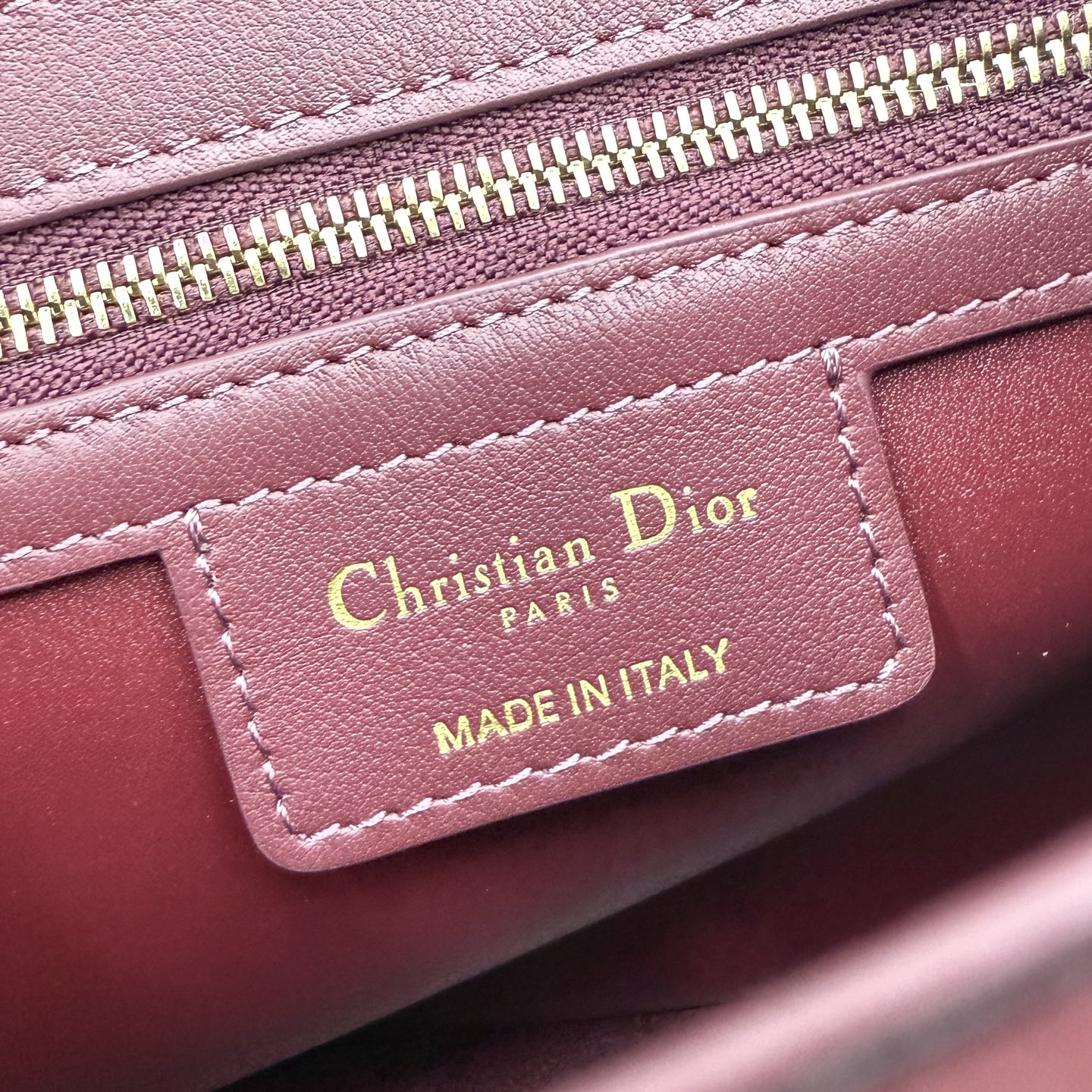 Dior 2026蝴蝶结手提包_编号7038_酒红色金扣
🎀 Dior 2026 春夏新品#蝴蝶结手提包「酒红色」
新设计的轮廓与造型，配色 丰富，适配多人！在夸张与优雅之间恰到好处！它的设计灵感源于迪奥先生设计的 Cigale礼服~立体的梯形包身+单手柄，造型自带优雅大气的腔调。包包的外观比较低调，几乎没有什么明显的大Logo。离近点再看，才发现原来Anderson把Dior字母Logo和包包提手的圆孔融合到了一起。
包包既有辨识度，也完全不是张扬挂的，整体散发着那种不动声色的高级感！值得一提的是，这款包还搭配了一条皮质长肩带。尤其出门旅行的时候就可以换上长肩带，既解放了双手，还衬得人轻松又随性~
型号：7038
尺寸：28*10*22（长*宽*高）