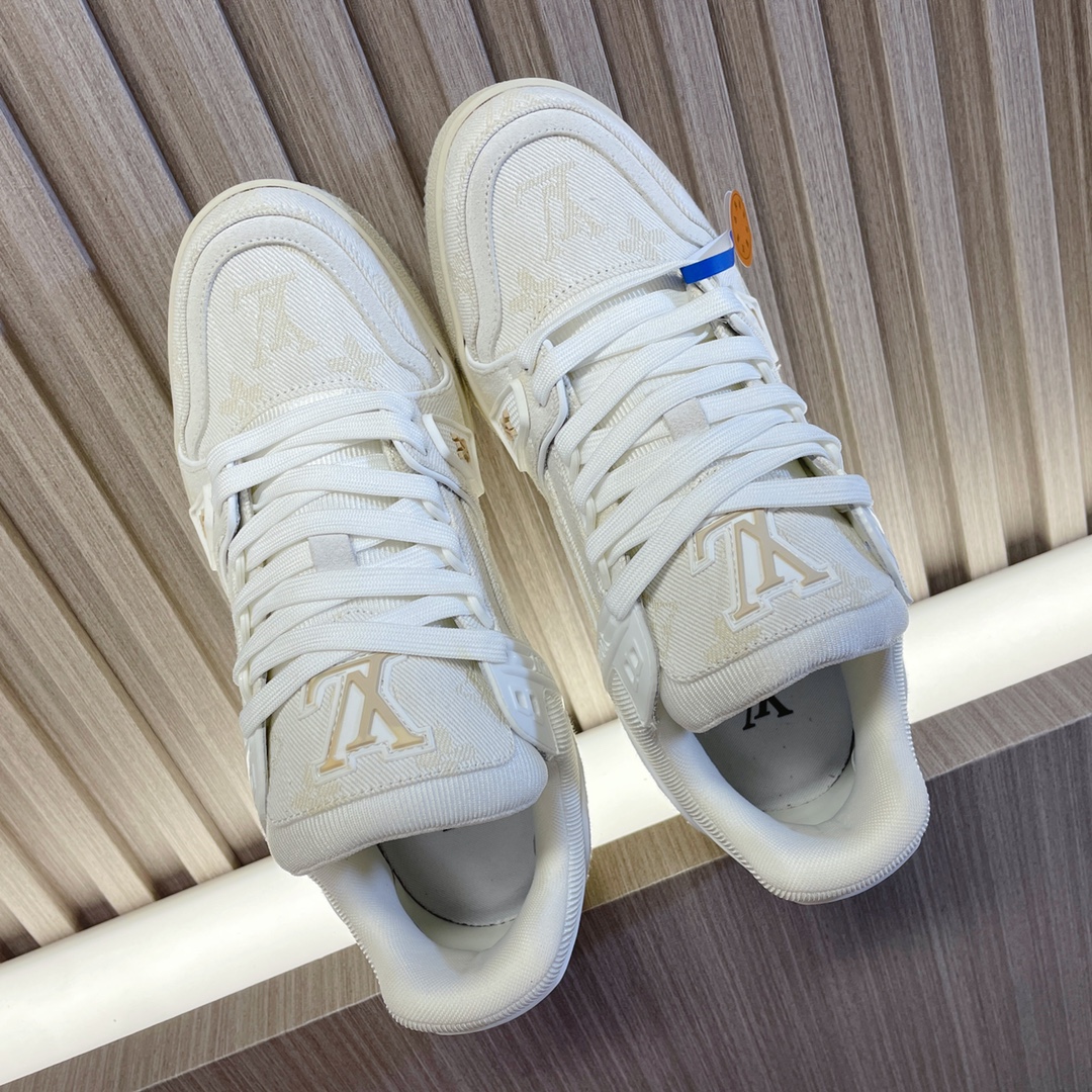 NO:629497,LV trainer~~new upgraded version~~classic return, couple style, skateboard shoes, basketball shoes, sports shoes... LV new sports series; retro style; embraces many classic elements of the family; super handsome~~ Full leather fabric, with LV badge cloth, breathable gauze lining, original outsole, original shoe last, more details compared to the actual product, perfect and high-end~~ Overseas purchasing luxury aviation gift box packaging  35-40 women's style/39-45 men's style, casual shoes/sports shoes, louis vuitton, sneakers19860909LV trainer~~全新升级版~~经典回归 情侣款,滑板鞋,篮球鞋,运动鞋…… LV全新运动系列；复古风视感；拥入家族多方面经典原素；超级帅气~~ 全皮革面料,搭配Lv徽章布面,透气纱网内里,原版大底,原版鞋楦,更多细节对比大货实物完美高端~~ 海外代购豪华航空礼盒包装 35—40女款/39—45男款,休闲鞋/运动鞋,louis vuitton,sneakers,Women's Shoes