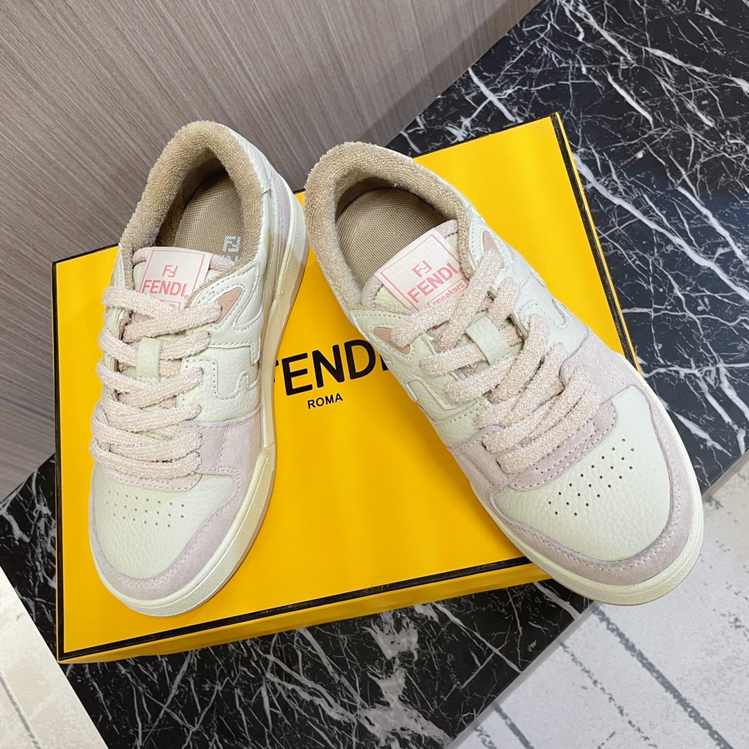 💰 380🔥👍Fendi芬迪~~全系列升级版本，新配色陆续更新中❗️
fendi match篮球运动鞋，FF最新元素注入复古的设计，超经典百搭系列……
鞋面采用牛皮和牛猄拼接组合，侧面凸起的双F logo，内里采用毛巾布里，TPU组合双色大底
女款35—40 / 男款39—45 正码  