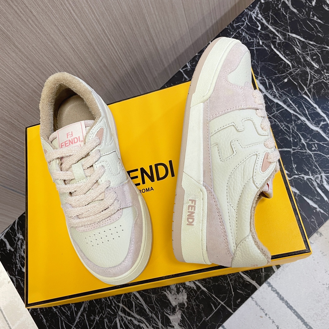 💰 380🔥👍Fendi芬迪~~全系列升级版本，新配色陆续更新中❗️
fendi match篮球运动鞋，FF最新元素注入复古的设计，超经典百搭系列……
鞋面采用牛皮和牛猄拼接组合，侧面凸起的双F logo，内里采用毛巾布里，TPU组合双色大底
女款35—40 / 男款39—45 正码  