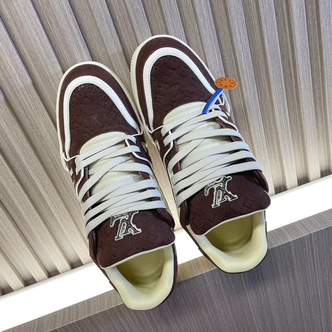 NO:168548,LV trainer~~New upgraded version~~Classic return Couple style, skateboard shoes, basketball shoes, sports shoes... LV new sports series; retro style visual sense; enter the family with many classic elements; super handsome~~ Full leather fabric, 3D printed chessboard pattern flowers, breathable gauze inner lining, original outsole, original shoe last, more details comparison, large goods, perfect high-end products~~ Overseas purchasing luxury air gift box packaging 35-40 women's model/39-45 men's model, casual shoes/sneakers, louis vuitton, sneakers19860909LV trainer~~全新升级版~~经典回归 情侣款,滑板鞋,篮球鞋,运动鞋…… LV全新运动系列；复古风视感；拥入家族多方面经典原素；超级帅气~~ 全皮革面料,3D打印棋盘格图花,透气纱网内里,原版大底,原版鞋楦,更多细节对比大货实物完美高端~~ 海外代购豪华航空礼盒包装 35—40女款/39—45男款,休闲鞋/运动鞋,louis vuitton,sneakers,Women's Shoes