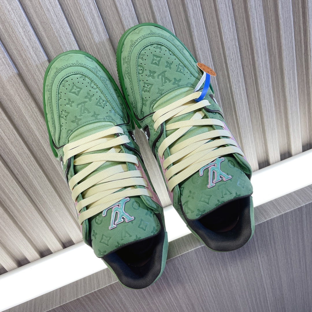 NO:747313,LV trainer~~new upgraded version~~classic return, couple style, skateboard shoes, basketball shoes, sports shoes... LV new sports series; retro style; embracing many classic elements of the family; super handsome~~ Full leather fabric, 3D printed checkerboard pattern, breathable gauze lining, original outsole, original shoe last, more details compared to the actual product, perfect and high-end~~ Overseas purchasing luxury aviation gift box packaging  35-40 women's style/39-45 men's style, casual shoes/sports shoes, louis vuitton, sneakers19860909LV trainer~~全新升级版~~经典回归 情侣款,滑板鞋,篮球鞋,运动鞋…… LV全新运动系列；复古风视感；拥入家族多方面经典原素；超级帅气~~ 全皮革面料,3D打印棋盘格图花,透气纱网内里,原版大底,原版鞋楦,更多细节对比大货实物完美高端~~ 海外代购豪华航空礼盒包装 35—40女款/39—45男款,休闲鞋/运动鞋,louis vuitton,sneakers,Women's Shoes