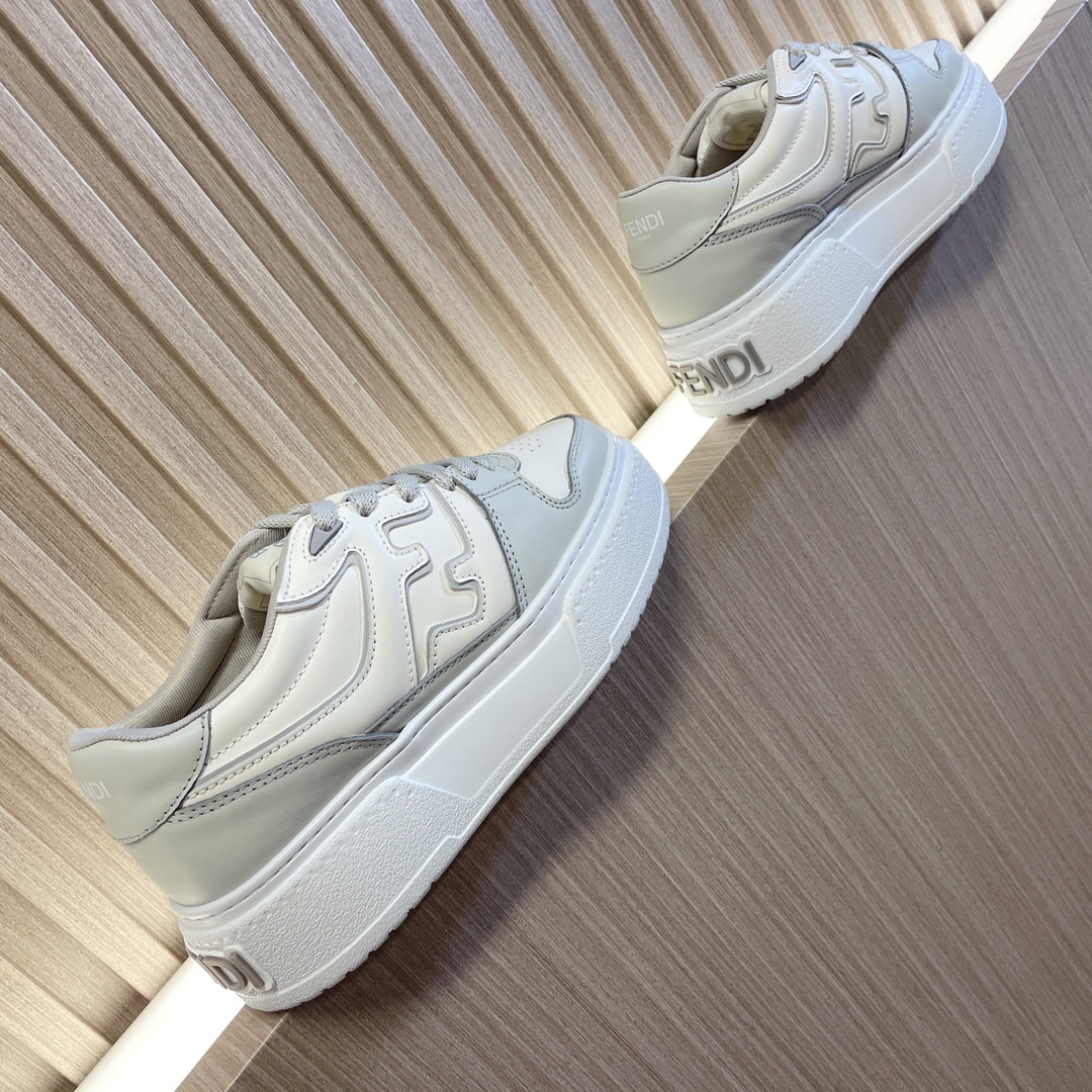 💰 400👍🔥Fendi Match——厚底鞋；饼干鞋；运动鞋；篮球鞋……
fendi match厚底运动球鞋，FF最新元素注入复古的设计，超经典百搭系列……
鞋面采用牛皮和牛猄拼接组合，侧面凸起的双F logo，内里采用毛巾布里，5cm增高PU发泡大底……
女款35—40 / 男款39—45 正码  