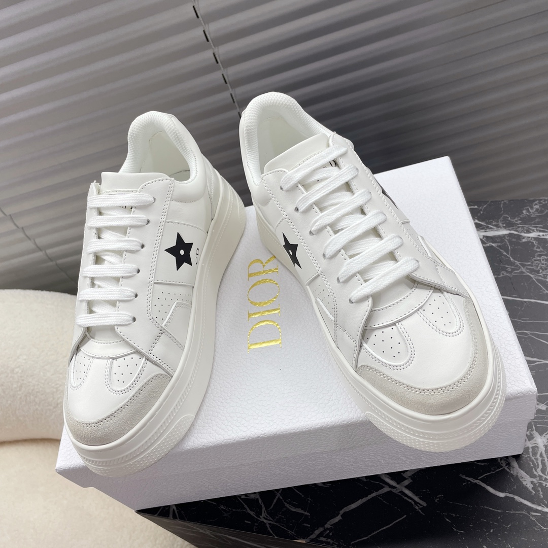 NO:629489,Dior - the latest couple's biscuit shoes, thick-soled shoes, sports shoes, made of nubuck leather/cowhide fabric, the latest upgraded 5cm ultra-light thick sole, IP finished material outsole... There are logo decorations on the tongue and sides of the shoe, and there is a star logo on the heel... 35-41/39-45 regular size matching packaging, casual shoes/sports shoes, dior, sneakers, cowhide19860909Dior——最新情侣款饼干鞋,厚底鞋,运动鞋 采用磨砂皮/牛皮面料,最新升级5cm超轻厚底,IP完版材质大底…… 鞋舌和鞋侧两边都有Logo标饰,鞋后跟有星标Logo…… 35—41/39—45正码配套包装,休闲鞋/运动鞋,dior,sneakers,cowhide,Women's Shoes