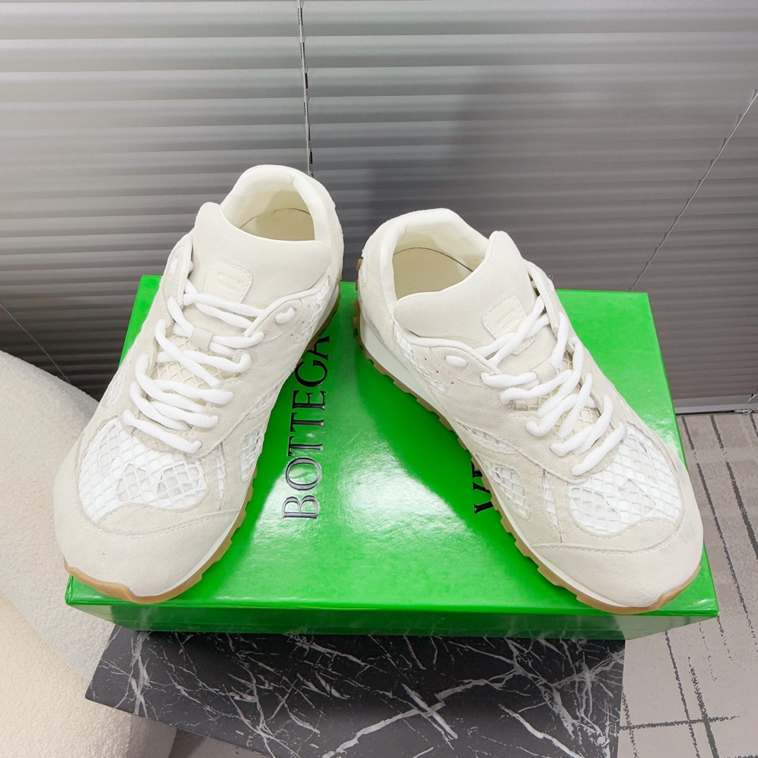 NO:168531,BV Orbit sneakers; couple dad shoes... A super popular Runner sneakers, which has made the big internet celebrities and bloggers show off first; Xiaohongshu Crazy Grass Planting Series uses light suede fabric with geometric patterns to design rubber outsole, sports and casual light and versatile~~~ Women's 35-41 (40 41 customization) Men's 39-45 (45 size customization), casual shoes/sports shoes, bottega veneta, sneakers, chamois leather19860909BV Orbit运动鞋；情侣款老爹鞋…… 超火爆的一款Runner运动鞋,刷爆各大网红主博大咖们都纷纷抢先秀；小红书疯狂种草系列 采用轻质麂皮面料,搭配几何图案设计橡胶外底,运动休闲轻便百搭~~~ 女款 35-41（40 41定制） 男款 39-45(45码定制),休闲鞋/运动鞋,bottega veneta,sneakers,chamois leather,Women's Shoes