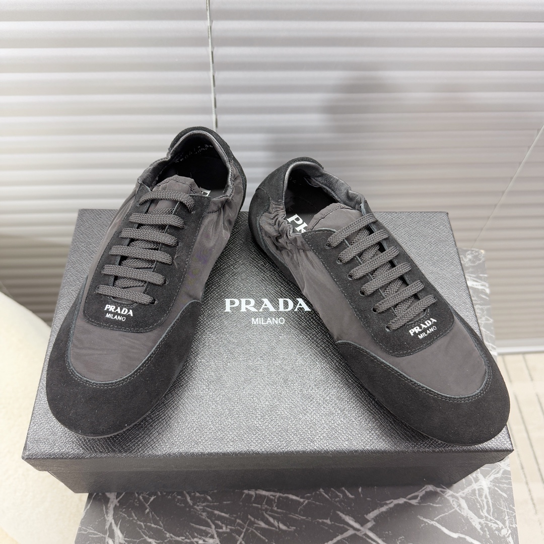 NO:236011,Prada's new early spring sports shoes, German training shoes, light and comfortable features create a more relaxed and casual sexy, and the elastic design of the side top is more convenient to put on and take off~Original upper suede splicing, footbed lambskin, TPU sole...35-44, casual shoes/sports shoes, prada, prada, sneakers, sheepskin, chamois leather19860909Prada普拉达早春新款运动鞋,德训鞋,轻盈舒适的特性打造更加松弛随性感,侧帮弹力设计更加方便穿脱哦～原版鞋面麂皮拼接,垫脚小羊皮,TPU大底…35-44,休闲鞋/运动鞋,prada,prada,sneakers,sheepskin,chamois leather,Women's Shoes