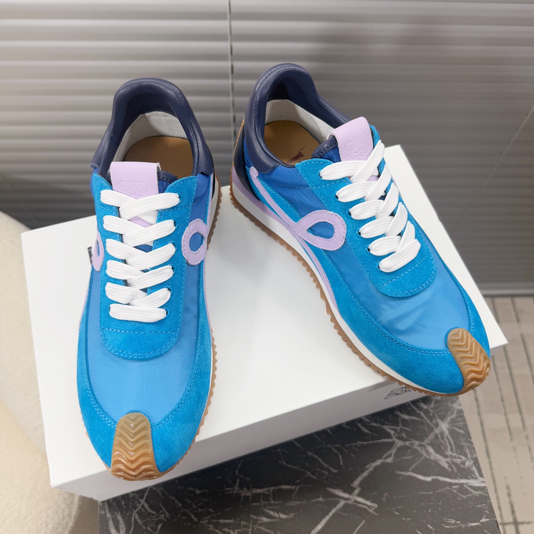 NO:236036,Loewe~~The latest color matching of the couples series, Forrest Gump shoes, Deshua shoes, sports shoes... Xiaohongshu's good things are really beautiful, so comfortable and versatile... The shoes are very light, and they are gone through shopping, and they are OK with skirts and pants. Mixed and matched spliced ​​fabrics (frosted cowhide/velvet fabric), breathable gradient gauze inner, cowhide footbed, two-color combination non-slip sole, original steel-printed logo logo 35-40 (41 custom-made no return)/39-43 (44 custom-made no return), casual shoes/sports shoes, loewe, sneakers, skirts, cowhide19860909Loewe~~罗易威情侣款系列最新配色,阿甘鞋、德训鞋、运动鞋…… 小红书好物分享；实在是太美太好穿太舒服太百搭啦……鞋子很轻便,逛街暴走零压力,配裙子裤子都OK 混搭拼接面料(磨砂牛皮/丝绒布料),透气渐变纱网内里,牛皮垫脚,双色组合防滑大底,原版钢印Logo徽标 35—40(41定做不退换)/39—43(44定做不退换),休闲鞋/运动鞋,loewe,sneakers,skirts,cowhide,Women's Shoes