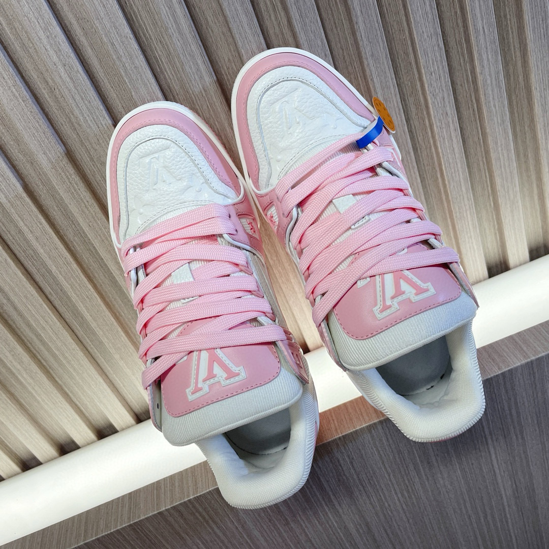 NO:168544,LV trainer~~New upgraded version~~Classic return Couple style, skateboard shoes, basketball shoes, sports shoes... LV new sports series; retro style visual sense; enter the family with many classic elements; super handsome~~ Full leather fabric, paired with Lv badge cloth, breathable gauze inner lining, original outsole, original shoe last, more details comparison, large goods, perfect high-end ~~ Overseas purchasing luxury air gift box packaging 35-40 women's style, casual shoes/sports shoes, louis vuitton, sneakers19860909LV trainer~~全新升级版~~经典回归 情侣款,滑板鞋,篮球鞋,运动鞋…… LV全新运动系列；复古风视感；拥入家族多方面经典原素；超级帅气~~ 全皮革面料,搭配Lv徽章布面,透气纱网内里,原版大底,原版鞋楦,更多细节对比大货实物完美高端~~ 海外代购豪华航空礼盒包装 35—40女款,休闲鞋/运动鞋,louis vuitton,sneakers,Women's Shoes