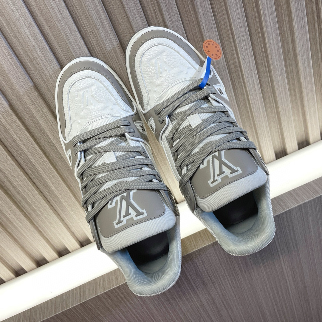 NO:168545,LV trainer~~New upgraded version~~Classic return Couple style, skateboard shoes, basketball shoes, sports shoes... LV new sports series; retro style visual sense; enter the family with many classic elements; super handsome~~ Full leather fabric, paired with Lv badge cloth, breathable gauze inner lining, original outsole, original shoe last, more details comparison, large goods, perfect high-end ~~ Overseas purchasing luxury air gift box bag 39-45 men's style, casual shoes/sports shoes, louis vuitton, sneakers19860909LV trainer~~全新升级版~~经典回归 情侣款,滑板鞋,篮球鞋,运动鞋…… LV全新运动系列；复古风视感；拥入家族多方面经典原素；超级帅气~~ 全皮革面料,搭配Lv徽章布面,透气纱网内里,原版大底,原版鞋楦,更多细节对比大货实物完美高端~~ 海外代购豪华航空礼盒包 39—45男款,休闲鞋/运动鞋,louis vuitton,sneakers,Women's Shoes