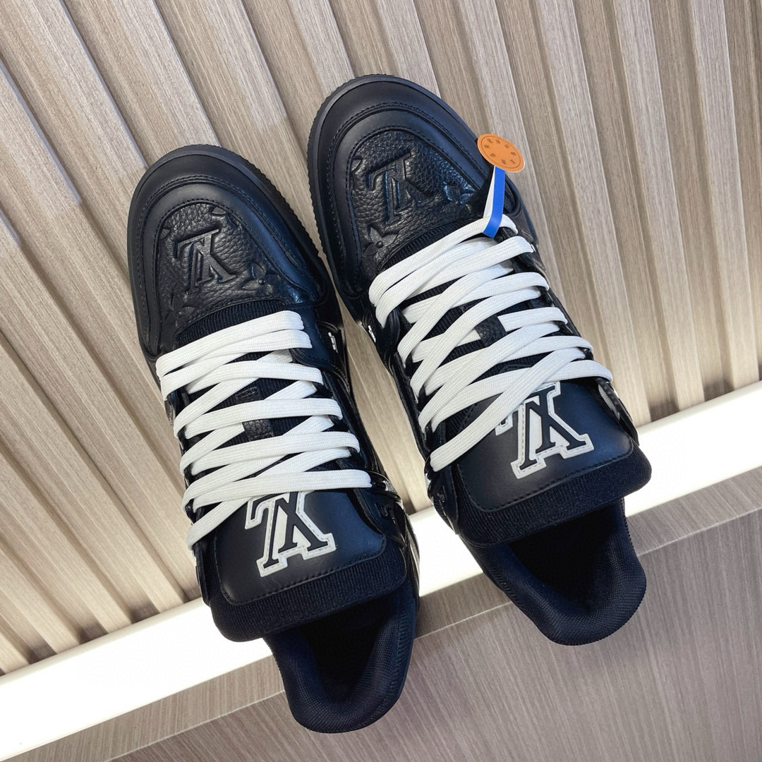 NO:168546,LV trainer~~New upgraded version~~Classic return Couple style, skateboard shoes, basketball shoes, sports shoes... LV new sports series; retro style visual sense; enter the family with many classic elements; super handsome~~ Full leather fabric, paired with Lv badge cloth, breathable gauze inner lining, original outsole, original shoe last, more details comparison, large goods, perfect high-end products~~ Overseas purchasing luxury air gift box packaging 39-45 men's style, casual shoes/sports shoes, louis vuitton, sneakers19860909LV trainer~~全新升级版~~经典回归 情侣款,滑板鞋,篮球鞋,运动鞋…… LV全新运动系列；复古风视感；拥入家族多方面经典原素；超级帅气~~ 全皮革面料,搭配Lv徽章布面,透气纱网内里,原版大底,原版鞋楦,更多细节对比大货实物完美高端~~ 海外代购豪华航空礼盒包装 39—45男款,休闲鞋/运动鞋,louis vuitton,sneakers,Women's Shoes