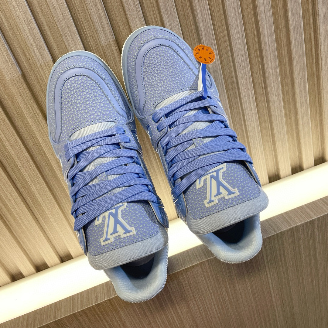 NO:168547,LV trainer~~New upgraded version~~Classic return Couple style, skateboard shoes, basketball shoes, sports shoes... LV new sports series; retro style visual sense; enter the family with many classic elements; super handsome~~ Full leather fabric, paired with Lv badge cloth, breathable gauze inner lining, original outsole, original shoe last, more details comparison, large goods, perfect high-end products~~ Overseas purchasing luxury air gift box packaging 35-40 women's style/39-45 men's style, casual shoes/sneakers, louis vuitton, sneakers19860909LV trainer~~全新升级版~~经典回归 情侣款,滑板鞋,篮球鞋,运动鞋…… LV全新运动系列；复古风视感；拥入家族多方面经典原素；超级帅气~~ 全皮革面料,搭配Lv徽章布面,透气纱网内里,原版大底,原版鞋楦,更多细节对比大货实物完美高端~~ 海外代购豪华航空礼盒包装 35—40女款/39—45男款,休闲鞋/运动鞋,louis vuitton,sneakers,Women's Shoes