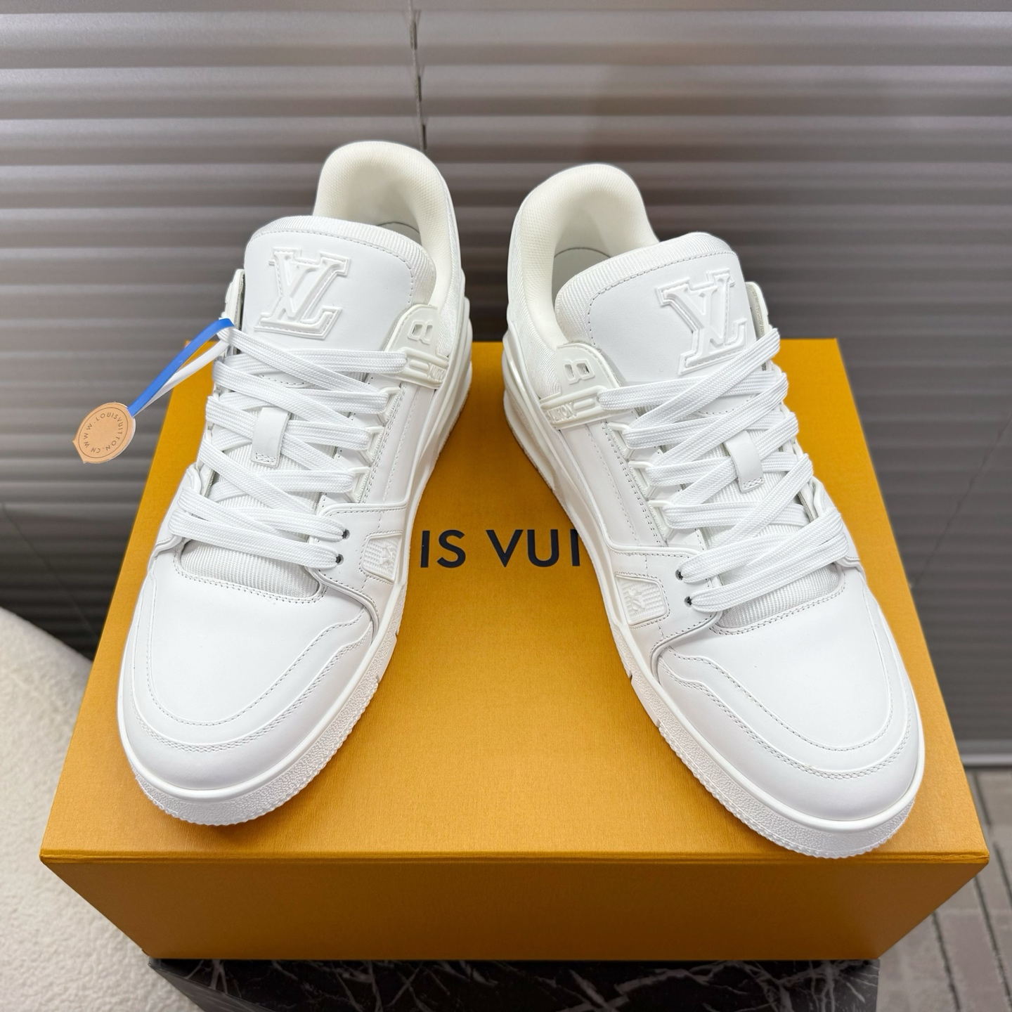 NO:168517,LV trainer~~New upgraded version~~Classic return Couple style, skateboard shoes, basketball shoes, sports shoes... LV new sports series; retro style visual sense; enter the family with many classic elements; super handsome~~ Full leather fabric, paired with Lv badge cloth, breathable gauze inner lining, original outsole, original shoe last, more details comparison, large goods, perfect high-end products~~ Overseas purchasing luxury air gift box packaging 39-45 men's style, casual shoes/sports shoes, louis vuitton, sneakers19860909LV trainer~~全新升级版~~经典回归 情侣款,滑板鞋,篮球鞋,运动鞋…… LV全新运动系列；复古风视感；拥入家族多方面经典原素；超级帅气~~ 全皮革面料,搭配Lv徽章布面,透气纱网内里,原版大底,原版鞋楦,更多细节对比大货实物完美高端~~ 海外代购豪华航空礼盒包装 39—45男款,休闲鞋/运动鞋,louis vuitton,sneakers,Women's Shoes