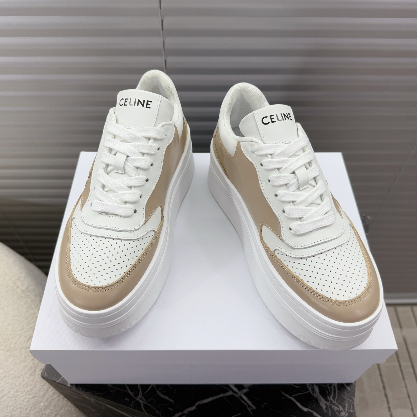 NO:236017,Celine ~~~Arc de Triomphe thick sole women's white shoes, sports shoes, board shoes, casual shoes A pair of shoes full of street feel, the color-blocking design is very good, this shoe has its own unique design, the leather upper is very easy to manage, the LOGO on the side and heel makes him simple and uneven a pair of white shoes~~ The upper is calfskin, breathable mesh inside, 5cm thick sole... 35-40 positive size, casual shoes/sports shoes, celine, celine, sneakers, cowhide19860909Celine赛琳~~~凯旋门厚底女款小白鞋,运动鞋,板鞋,休闲鞋 充满街头感的一双鞋子,拼色设计非常赞,这款鞋有它自己独特的设计,皮革鞋面非常好打理,侧面与后跟的LOGO让他简单又不失调性的一双小白鞋~~ 鞋面小牛皮,内里透气网纱,5cm厚底…… 35—40正码,休闲鞋/运动鞋,celine,celine,sneakers,cowhide,Women's Shoes