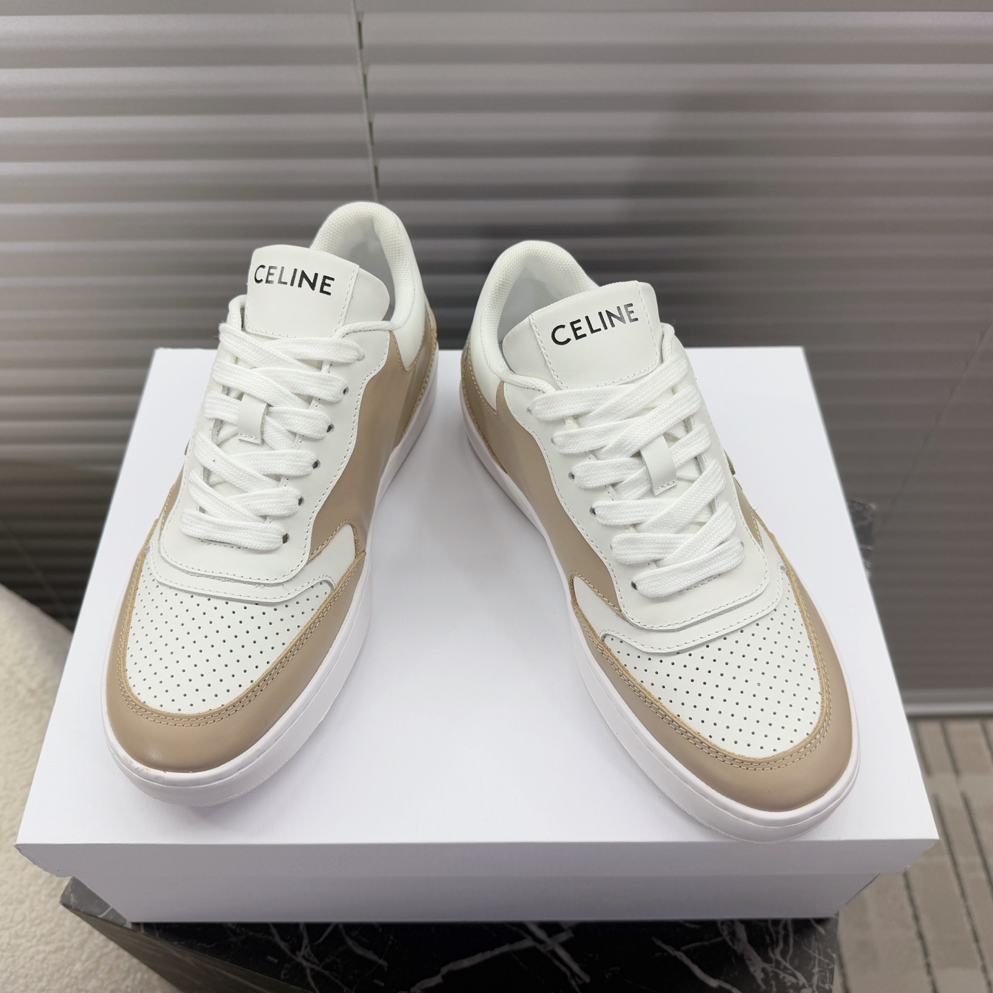 NO:236020,Celine ~~~ Arc de Triomphe thin-soled couples white shoes, sneakers, board shoes, casual shoes A pair of shoes full of street feel, the color-blocking design is very good, this shoe has its own unique design, the leather upper is very easy to manage, the LOGO on the side and heel makes him simple and uneven a pair of white shoes~~ The upper is calfskin, breathable mesh inside, 5cm thick sole... 35-40/39-44 positive size, casual shoes/sports shoes, celine, celine, sneakers, cowhide19860909Celine赛琳~~~凯旋门薄底情侣款小白鞋,运动鞋,板鞋,休闲鞋 充满街头感的一双鞋子,拼色设计非常赞,这款鞋有它自己独特的设计,皮革鞋面非常好打理,侧面与后跟的LOGO让他简单又不失调性的一双小白鞋~~ 鞋面小牛皮,内里透气网纱,5cm厚底…… 35—40/39—44正码,休闲鞋/运动鞋,celine,celine,sneakers,cowhide,Women's Shoes