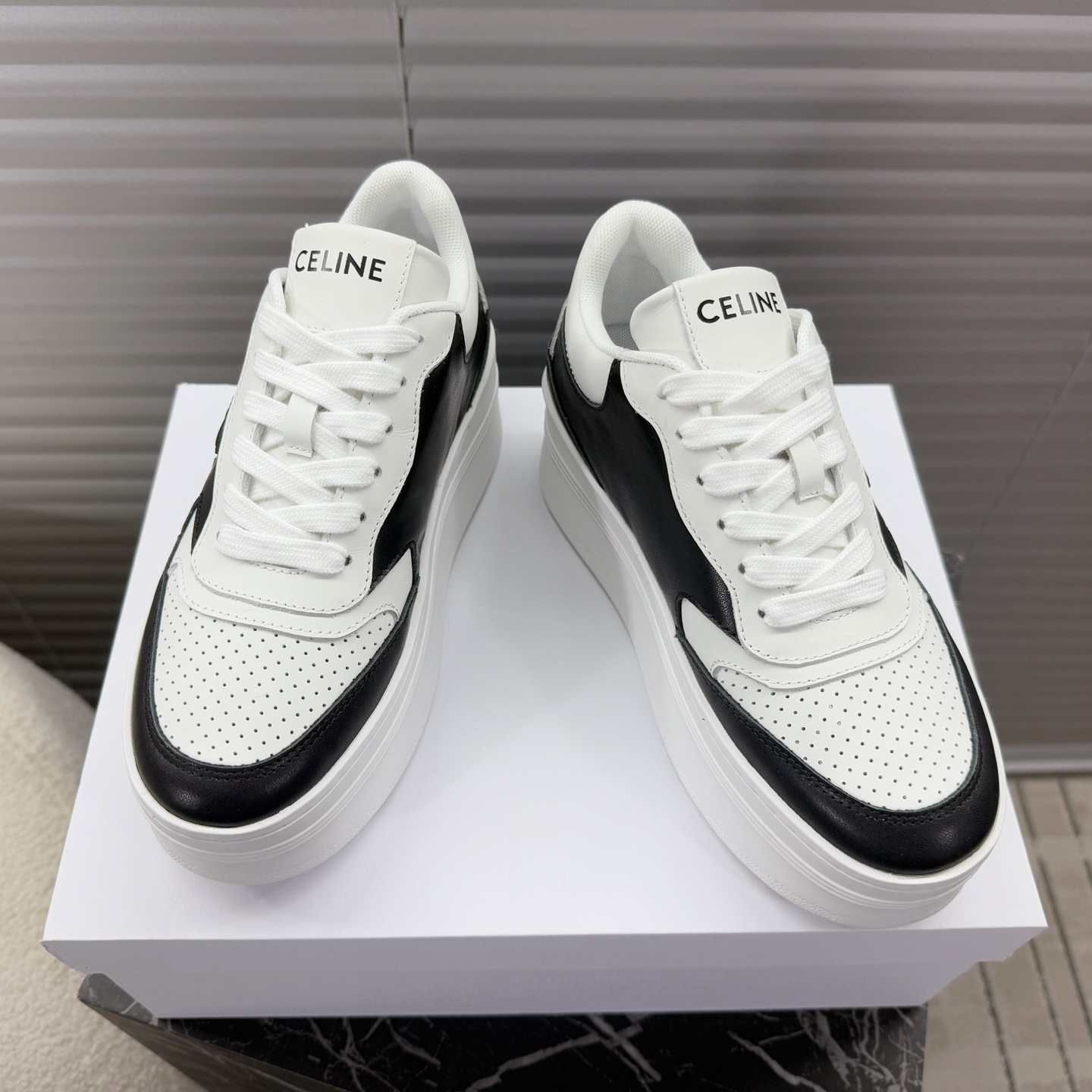 NO:236023,Celine ~~~Arc de Triomphe thick sole women's white shoes, sports shoes, board shoes, casual shoes A pair of shoes full of street feel, the color-blocking design is very good, this shoe has its own unique design, the leather upper is very easy to manage, the LOGO on the side and heel makes him simple and uneven a pair of white shoes~~ The upper is calfskin, breathable mesh inside, 5cm thick sole... 35-40 positive size, casual shoes/sports shoes, celine, celine, sneakers, cowhide19860909Celine赛琳~~~凯旋门厚底女款小白鞋,运动鞋,板鞋,休闲鞋 充满街头感的一双鞋子,拼色设计非常赞,这款鞋有它自己独特的设计,皮革鞋面非常好打理,侧面与后跟的LOGO让他简单又不失调性的一双小白鞋~~ 鞋面小牛皮,内里透气网纱,5cm厚底…… 35—40正码,休闲鞋/运动鞋,celine,celine,sneakers,cowhide,Women's Shoes