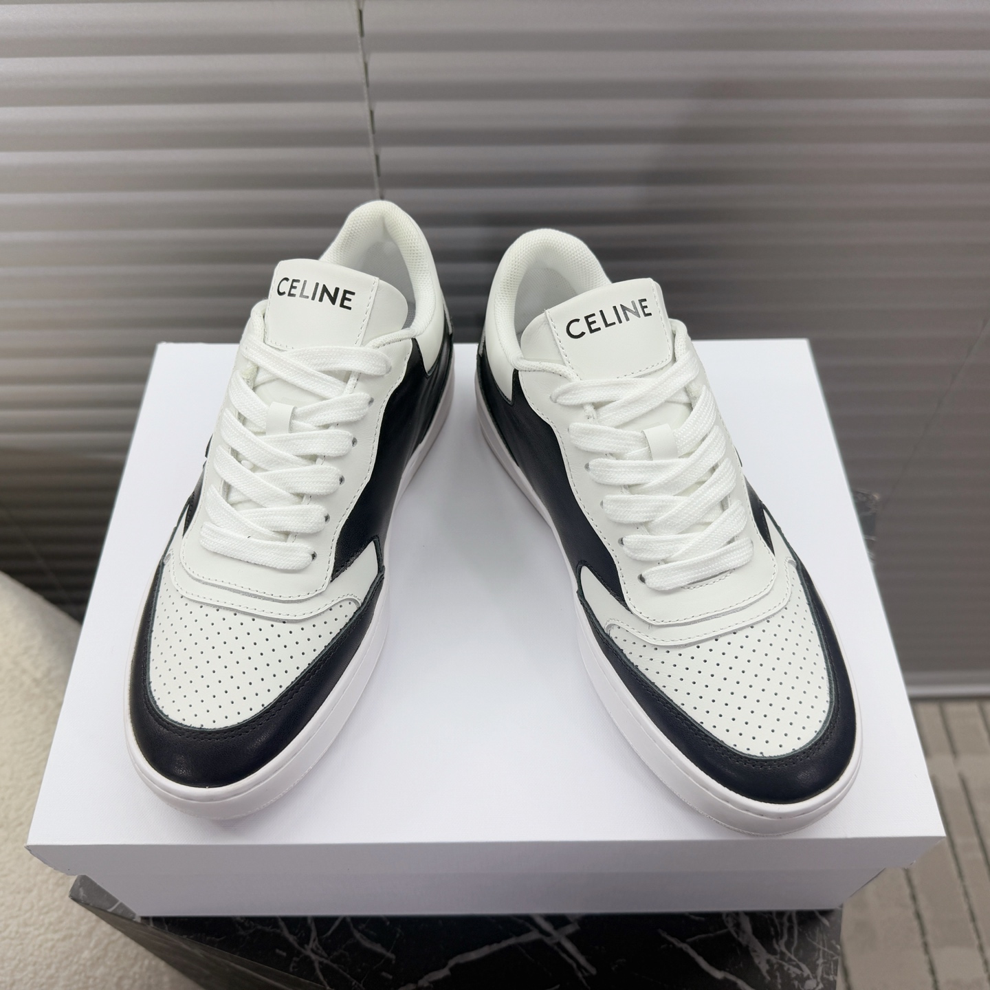 NO:236025,Celine ~~~ Arc de Triomphe thin-soled couples white shoes, sneakers, board shoes, casual shoes A pair of shoes full of street feel, the color-blocking design is very good, this shoe has its own unique design, the leather upper is very easy to manage, the LOGO on the side and heel makes him simple and uneven a pair of white shoes~~ The upper is calfskin, breathable mesh inside, 5cm thick sole... 35-40/39-44 positive size, casual shoes/sports shoes, celine, celine, sneakers, cowhide19860909Celine赛琳~~~凯旋门薄底情侣款小白鞋,运动鞋,板鞋,休闲鞋 充满街头感的一双鞋子,拼色设计非常赞,这款鞋有它自己独特的设计,皮革鞋面非常好打理,侧面与后跟的LOGO让他简单又不失调性的一双小白鞋~~ 鞋面小牛皮,内里透气网纱,5cm厚底…… 35—40/39—44正码,休闲鞋/运动鞋,celine,celine,sneakers,cowhide,Women's Shoes