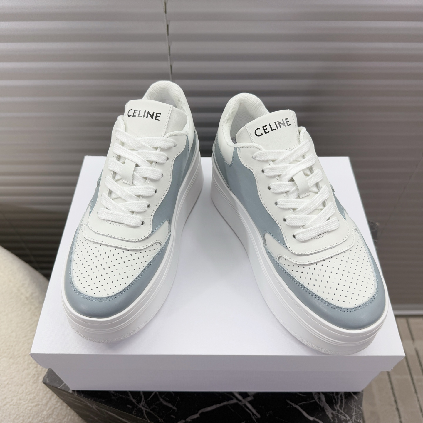 NO:236029,Celine ~~~Arc de Triomphe thick sole women's white shoes, sports shoes, board shoes, casual shoes A pair of shoes full of street feel, the color-blocking design is very good, this shoe has its own unique design, the leather upper is very easy to manage, the LOGO on the side and heel makes him simple and uneven a pair of white shoes~~ The upper is calfskin, breathable mesh inside, 5cm thick sole... 35-40 positive size, casual shoes/sports shoes, celine, celine, sneakers, cowhide19860909Celine赛琳~~~凯旋门厚底女款小白鞋,运动鞋,板鞋,休闲鞋 充满街头感的一双鞋子,拼色设计非常赞,这款鞋有它自己独特的设计,皮革鞋面非常好打理,侧面与后跟的LOGO让他简单又不失调性的一双小白鞋~~ 鞋面小牛皮,内里透气网纱,5cm厚底…… 35—40正码,休闲鞋/运动鞋,celine,celine,sneakers,cowhide,Women's Shoes