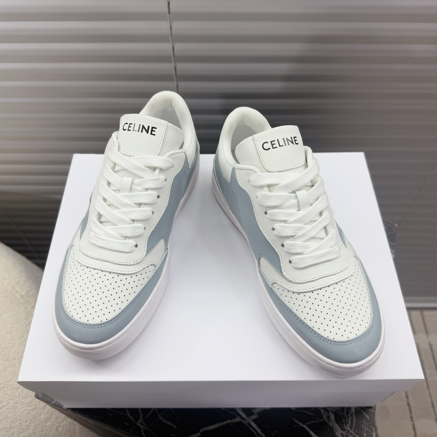 NO:236032,Celine ~~~ Arc de Triomphe thin-soled couples white shoes, sneakers, board shoes, casual shoes A pair of shoes full of street feel, the color-blocking design is very good, this shoe has its own unique design, the leather upper is very easy to manage, the LOGO on the side and heel makes him simple and uneven a pair of white shoes~~ The upper is calfskin, breathable mesh inside, 5cm thick sole... 35-40/39-44 positive size, casual shoes/sports shoes, celine, celine, sneakers, cowhide19860909Celine赛琳~~~凯旋门薄底情侣款小白鞋,运动鞋,板鞋,休闲鞋 充满街头感的一双鞋子,拼色设计非常赞,这款鞋有它自己独特的设计,皮革鞋面非常好打理,侧面与后跟的LOGO让他简单又不失调性的一双小白鞋~~ 鞋面小牛皮,内里透气网纱,5cm厚底…… 35—40/39—44正码,休闲鞋/运动鞋,celine,celine,sneakers,cowhide,Women's Shoes