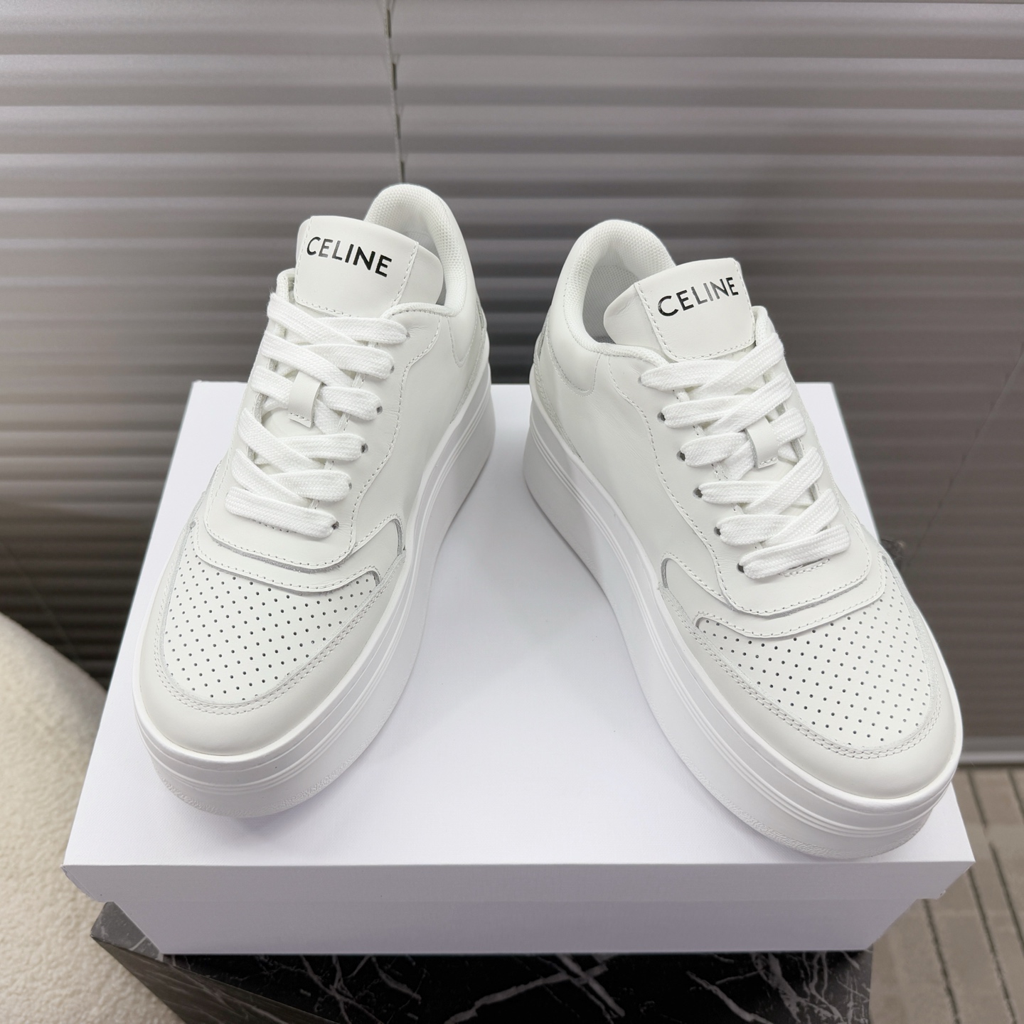 NO:236035,Celine ~~~Arc de Triomphe thick sole women's white shoes, sports shoes, board shoes, casual shoes A pair of shoes full of street feel, the color-blocking design is very good, this shoe has its own unique design, the leather upper is very easy to manage, the LOGO on the side and heel makes him simple and uneven a pair of white shoes~~ The upper is calfskin, breathable mesh inside, 5cm thick sole... 35-40 positive size, casual shoes/sports shoes, celine, celine, sneakers, cowhide19860909Celine赛琳~~~凯旋门厚底女款小白鞋,运动鞋,板鞋,休闲鞋 充满街头感的一双鞋子,拼色设计非常赞,这款鞋有它自己独特的设计,皮革鞋面非常好打理,侧面与后跟的LOGO让他简单又不失调性的一双小白鞋~~ 鞋面小牛皮,内里透气网纱,5cm厚底…… 35—40正码,休闲鞋/运动鞋,celine,celine,sneakers,cowhide,Women's Shoes