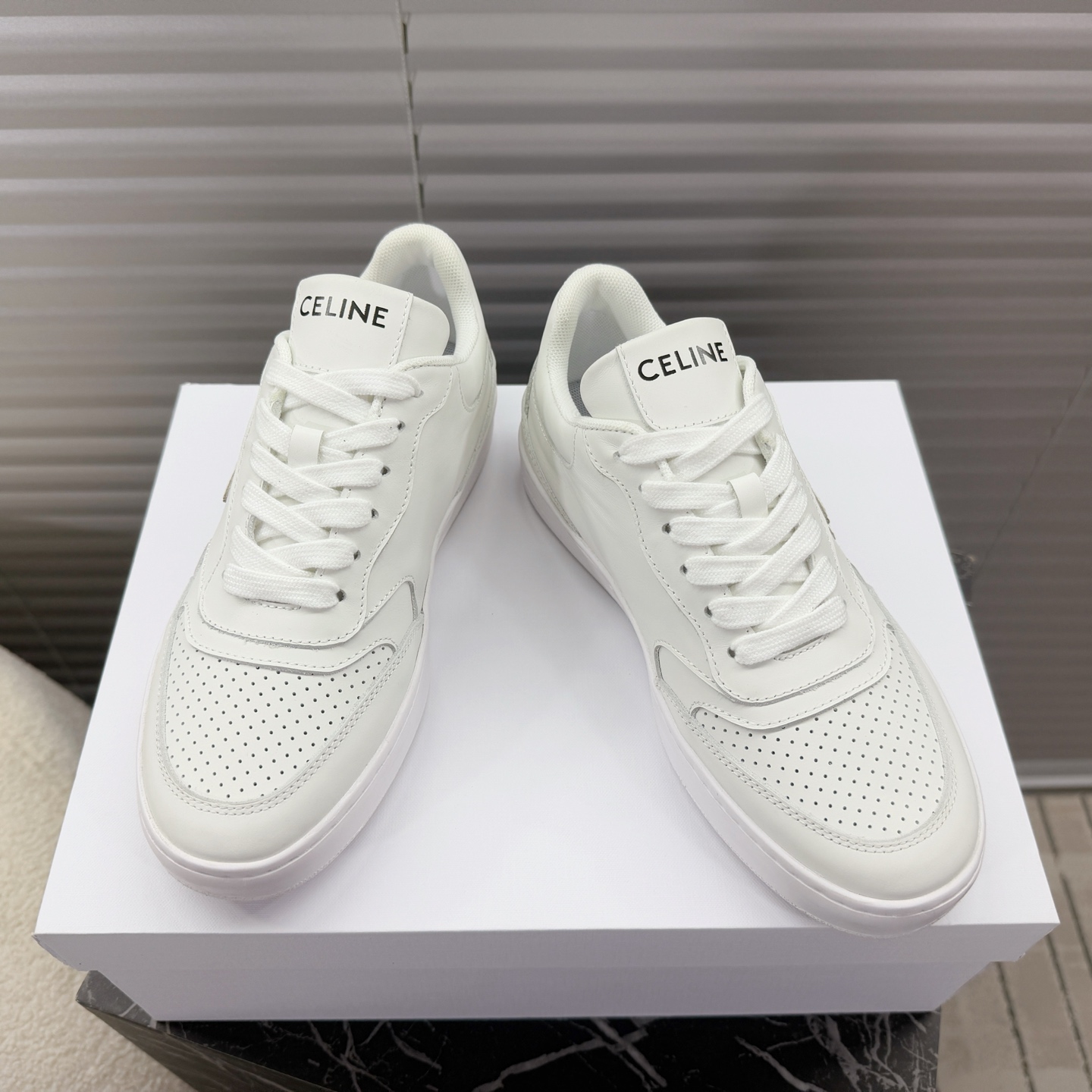 NO:236038,Celine ~~~ Arc de Triomphe thin-soled couples white shoes, sneakers, board shoes, casual shoes A pair of shoes full of street feel, the color-blocking design is very good, this shoe has its own unique design, the leather upper is very easy to manage, the LOGO on the side and heel makes him simple and uneven a pair of white shoes~~ The upper is calfskin, breathable mesh inside, 5cm thick sole... 35-40/39-44 positive size, casual shoes/sports shoes, celine, celine, sneakers, cowhide19860909Celine赛琳~~~凯旋门薄底情侣款小白鞋,运动鞋,板鞋,休闲鞋 充满街头感的一双鞋子,拼色设计非常赞,这款鞋有它自己独特的设计,皮革鞋面非常好打理,侧面与后跟的LOGO让他简单又不失调性的一双小白鞋~~ 鞋面小牛皮,内里透气网纱,5cm厚底…… 35—40/39—44正码,休闲鞋/运动鞋,celine,celine,sneakers,cowhide,Women's Shoes