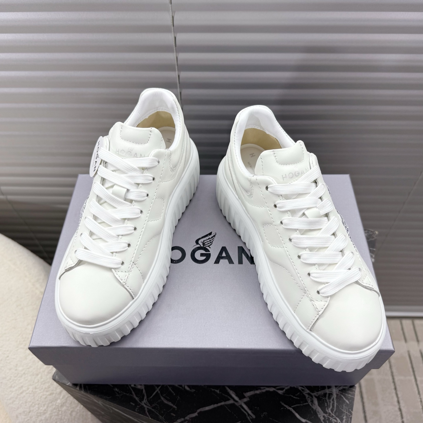 NO:236954,Hogan－－The latest rhinestone sneakers, biscuit shoes, thick-soled shoes, airship shoes... Xiaohongshu check-in model~~~ 6cm in height (Taiku spicy) bling bling rhinestone hot diamond fabric, leather inner lining, breathable mesh latex footbed, vacuum PU foaming sole~~ The rhinestone surface is very shining, and you can take care of both casual and fashionable sports. 35-40 sizes, casual shoes/sports shoes, sneakers19860909Hogan－－最新水钻运动鞋,饼干鞋,厚底鞋,飞艇鞋…… 小红书打卡款~~~增高6cm（泰酷辣） bling bling水钻烫钻面料,皮革内里,透气网乳胶垫脚,抽真空PU发泡大底~~ 水钻面非常闪耀,休闲时尚运动都能兼顾 35—40正码,休闲鞋/运动鞋,sneakers,Women's Shoes