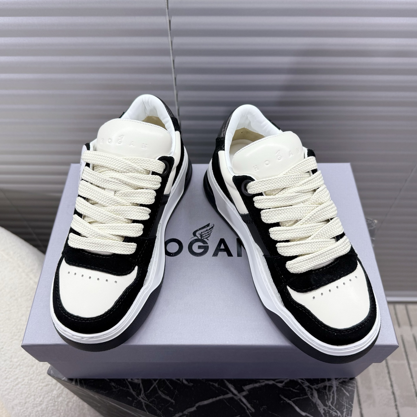 NO:236012,Hogan Chamallow series~~ Couple sneakers; dad shoes; fat shoes; bread shoes; thick-soled shoes... The shoe style is unique and handsome, blends skateboarding elements, is saturated, soft and comfortable, leather spliced ​​fabric, 3.5cm ultra-light thick sole, and the Hogan logo embellishment on the bottom of the right... The top layer of cowhide splicing surface memory foam cotton inner 3.5cm light foam bottom!  35-40/39-44 positive size matching packaging, casual shoes/sports shoes, hogan, sneakers, cowhide19860909Hogan 霍根 Chamallow系列~~ 情侣款运动鞋；老爹鞋；胖丁鞋；面包鞋；厚底鞋…… 鞋型个性帅气,融合滑板运动元素,填充饱和柔软舒适,皮革拼接面料,3.5cm超轻厚底,右侧底部Hogan标识点缀…… 头层牛皮拼接面记忆泡沫棉内里3.5cm轻质发泡底！ 35—40/39—44正码配套包装,休闲鞋/运动鞋,hogan,sneakers,cowhide,Women's Shoes