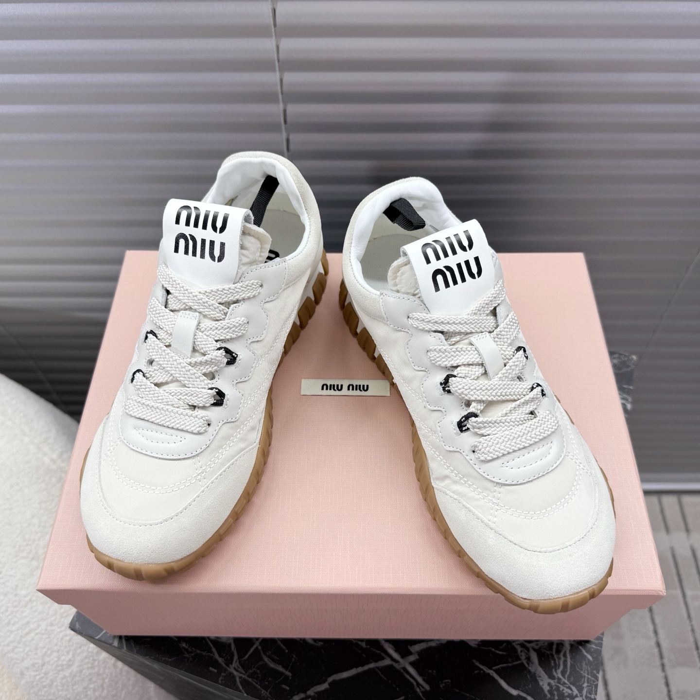 NO:236008,miumiu 2025 new arrival~ miu's latest early spring style｜Retro training shoes; Forrest Gump shoes; sports shoes This lace-up casual sneaker is a perfect American retro style~ It is super beautiful, comfortable, classic and versatile to wear!  Beef styling fabric/sheepskin lining/foot pads Original rubber sole/bending and folding resistance super soft 35-40 positive size, casual shoes/sports shoes, miumiu, sneakers, sheepskin19860909miumiu 2025 new arrival～ miu家最新早春款｜复古德训鞋；阿甘鞋；运动鞋 这款系带休闲运动鞋妥妥的美式复古风格～ 上脚超级好看舒适经典百搭的绝绝子单品！ 牛猄拼接面料/羊皮内里/垫脚 原版橡胶鞋底/耐弯耐折超软 35—40正码,休闲鞋/运动鞋,miumiu,sneakers,sheepskin,Women's Shoes