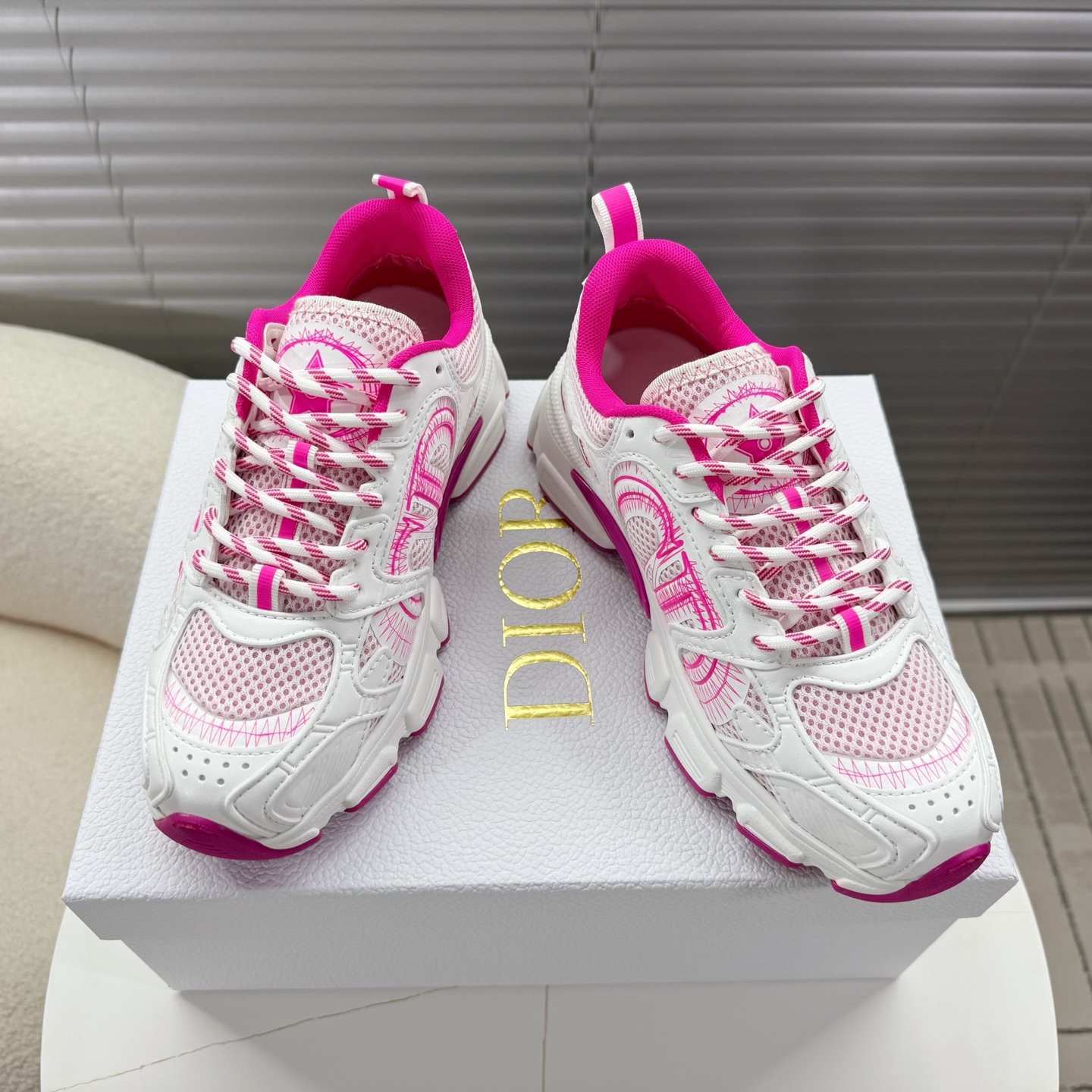 NO:231493,DIOR CHRONO Couple sneakers; dad shoes... Painted style sneakers that you fall in love with at first sight; Futurism is cool; classic and versatile all seasons, and can be matched with various clothing... The mix of leather and mesh materials has a good experience on this pair of shoes. The CD logo outlined by the thin lines on the side is also very unique, full of details, a new TP mold-absorbing outsole sports style... Women's 35-40/men's 35-45 positive size matching packaging, casual shoes/sports shoes, dior, sneakers19860909DIOR CHRONO 情侣款运动鞋；老爹鞋…… 一眼就爱上的绘画风运动鞋；未来主义实属cool；经典百搭四季皆宜,可与各式服装搭配…… 皮革和网面材质的混搭在这双鞋上得到了很好的体验,侧面细线勾勒的CD logo也很别出心栽,细节满满,全新TP吸模大底运动风格…… 女35—40/男35—45正码配套包装,休闲鞋/运动鞋,dior,sneakers,Women's Shoes