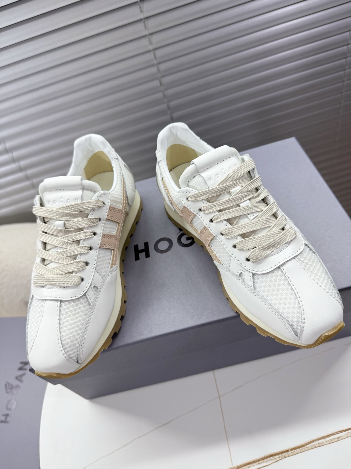 NO:236957,Hogan 86er series - couples fortunate shoes, training shoes, sports shoes... Xiaohongshu's good things are shared; it's so beautiful, so comfortable and versatile... The shoes are very light, shopping, outdoor sports zero pressure, and skirts and pants are OK. Mixed and matched spliced ​​fabric (frosted cowhide/coated leather surface), breathable gauze inner lining, cowhide feet, two-color combination anti-slip sole, original steel stamp logo logo 35-40 positive size, casual shoes/sports shoes, sneakers, skirts, cowhide19860909Hogan 86er系列－－情侣款阿甘鞋、德训鞋、运动鞋…… 小红书好物分享；实在是太美太好穿太舒服太百搭啦……鞋子很轻便,逛街暴走户外运动零压力,配裙子裤子都OK 混搭拼接面料(磨砂牛皮/牛皮面),透气纱网内里,牛皮垫脚,双色组合防滑大底,原版钢印Logo徽标 35—40正码,休闲鞋/运动鞋,sneakers,skirts,cowhide,Women's Shoes