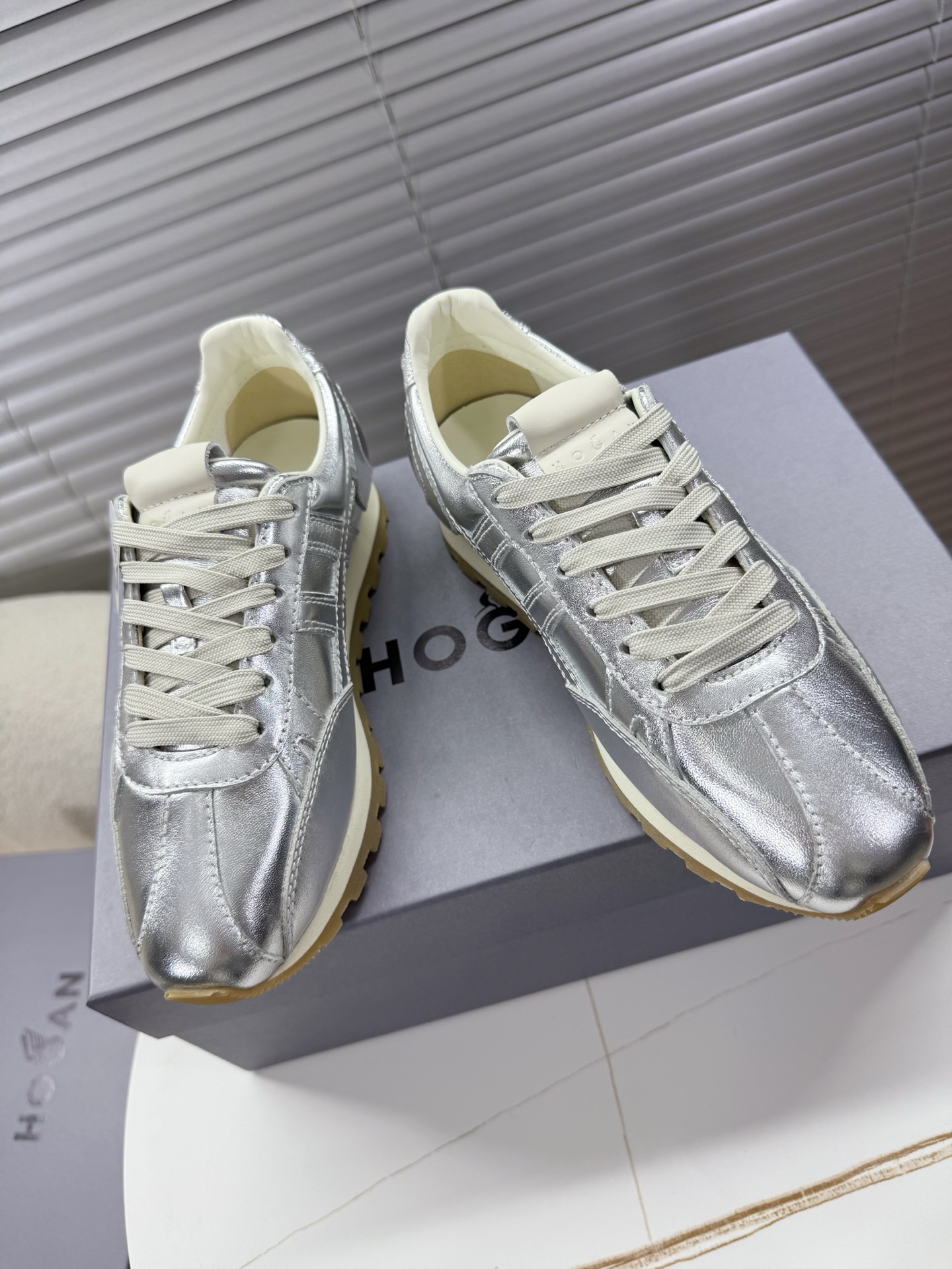 NO:236958,Hogan 86er series - couples' forrest shoes, German training shoes, sports shoes... Xiaohongshu's good things are shared; it's so beautiful, so comfortable and versatile... The shoes are very light, shopping, outdoor sports zero pressure, and skirts and pants are OK. Mixed and matched spliced ​​fabrics (frosted cowhide/coated leather surface), breathable gauze inner lining, cowhide feet, two-color combination anti-slip sole, original steel stamp logo couples' 35-40/39-44 positive size, casual shoes/sports shoes, sneakers, skirts, cowhide19860909Hogan 86er系列－－情侣款阿甘鞋、德训鞋、运动鞋…… 小红书好物分享；实在是太美太好穿太舒服太百搭啦……鞋子很轻便,逛街暴走户外运动零压力,配裙子裤子都OK 混搭拼接面料(磨砂牛皮/牛皮面),透气纱网内里,牛皮垫脚,双色组合防滑大底,原版钢印Logo徽标 情侣款35—40/39—44正码,休闲鞋/运动鞋,sneakers,skirts,cowhide,Women's Shoes