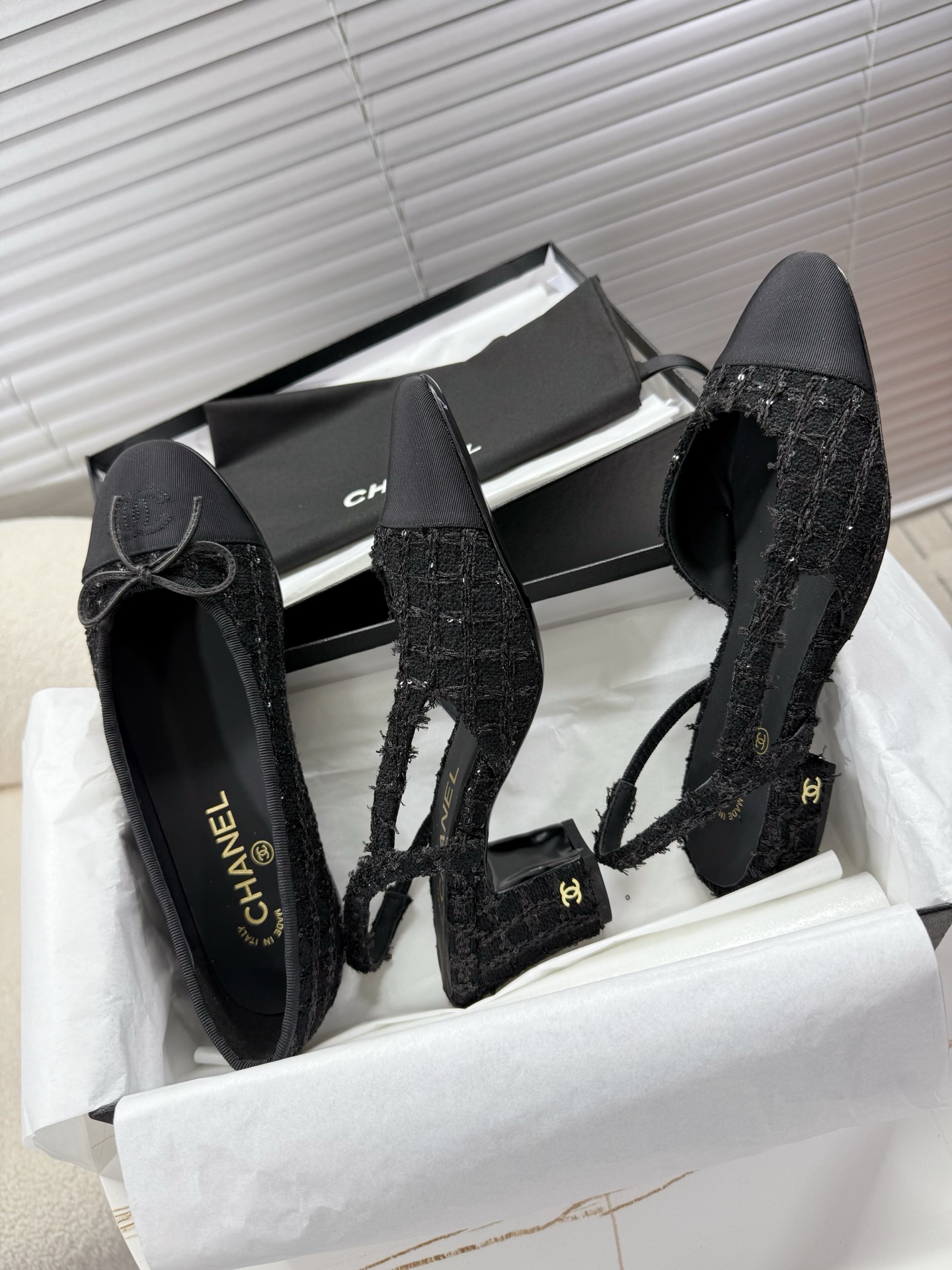 NO:238636,Chanel - Grandma's fragrant ballet shoes, side empty sandals~~ Fashion show style, splicing color mix and match, the latest electric embroidered diamond logo craftsmanship, 1.5cm flat heel / 6.5cm thick heel small logo embellishment, interpreting fashion!  How to match the series, it looks good!  Original custom wood-color genuine leather sole, top layer cowhide diamond pattern double C-mark, goatskin inner footbed... 35-40 positive size matching packaging Low heel, thick heel, single shoes, sandals, chanel, sandals, cowhide, sheepskin, Leather soles19860909Chanel——奶奶香芭蕾舞鞋,侧空凉鞋~~ 时尚走秀款 拼接色混搭,最新电绣菱格Logo工艺,1.5cm平跟/6.5cm粗跟小logo点缀,演绎时尚！怎么搭怎么好看系列！ 原版定制原木色真皮大底,头层牛皮缝菱格纹双C标,山羊皮内里垫脚…… 35—40正码 配套包装 低跟,粗跟,单鞋,凉鞋,chanel,sandals,cowhide,sheepskin,Leather soles,Women's Shoes