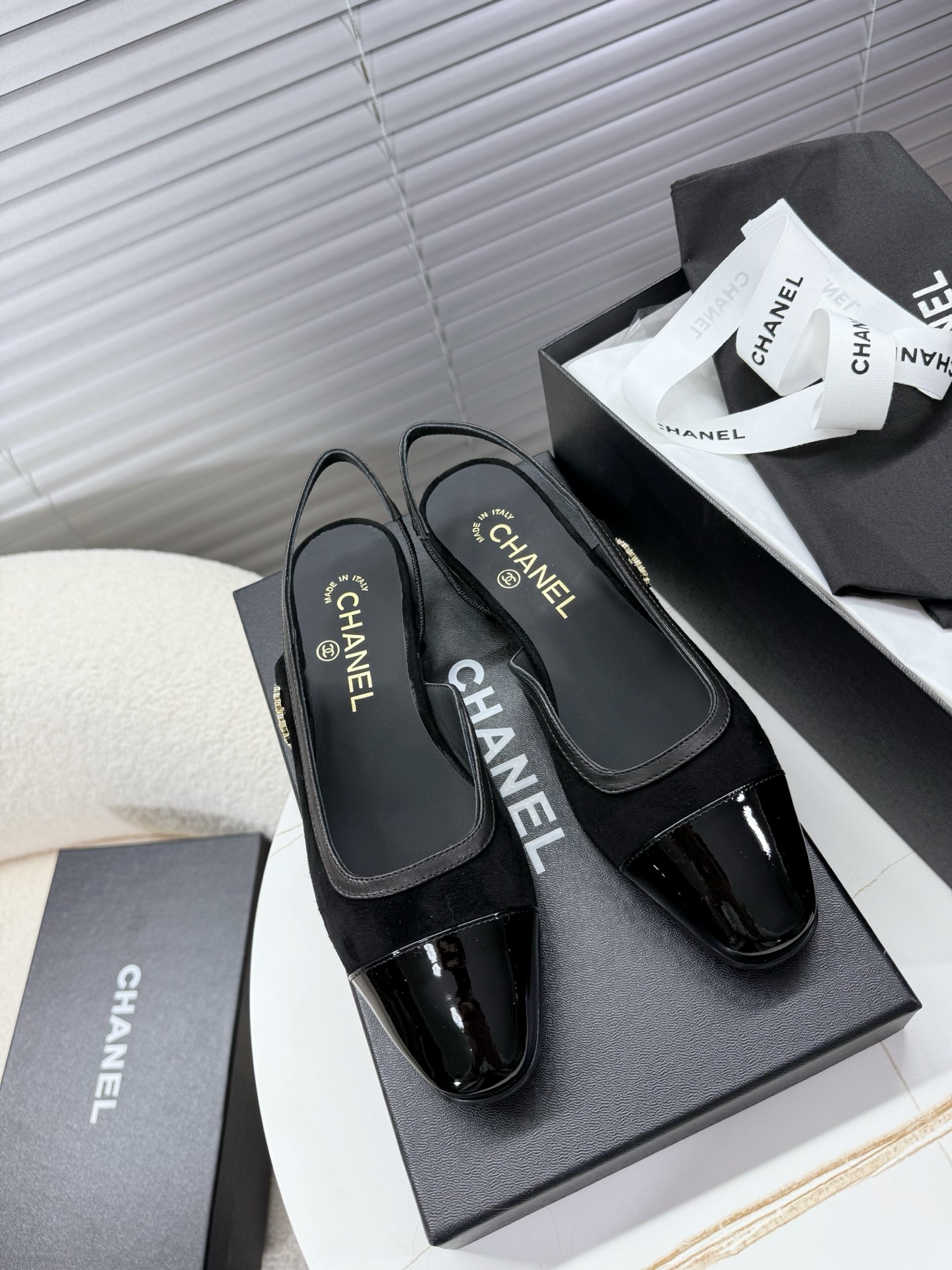 NO:247526,Chanel side empty sandals~~ Fashion show style with spliced ​​leather 3cm square heel square head design, interpreting fashion!  How to match the series, it looks good!  Original custom leather sole, top layer genuine leather fabric, side rhinestone double C mark, sheepskin inner footbed... 35-40 (34 41 customized) positive size matching packaging, sandals, chanel, sandals, sheepskin, Leather soles19860909Chanel侧空包头凉鞋~~ 时尚走秀款 拼接色皮面3cm方跟方头设计,演绎时尚！怎么搭怎么好看系列！ 原版定制真皮大底,头层真皮面料,侧面水钻双C标,羊皮内里垫脚…… 35—40(34 41定制)正码 配套包装,凉鞋,chanel,sandals,sheepskin,Leather soles,Women's Shoes