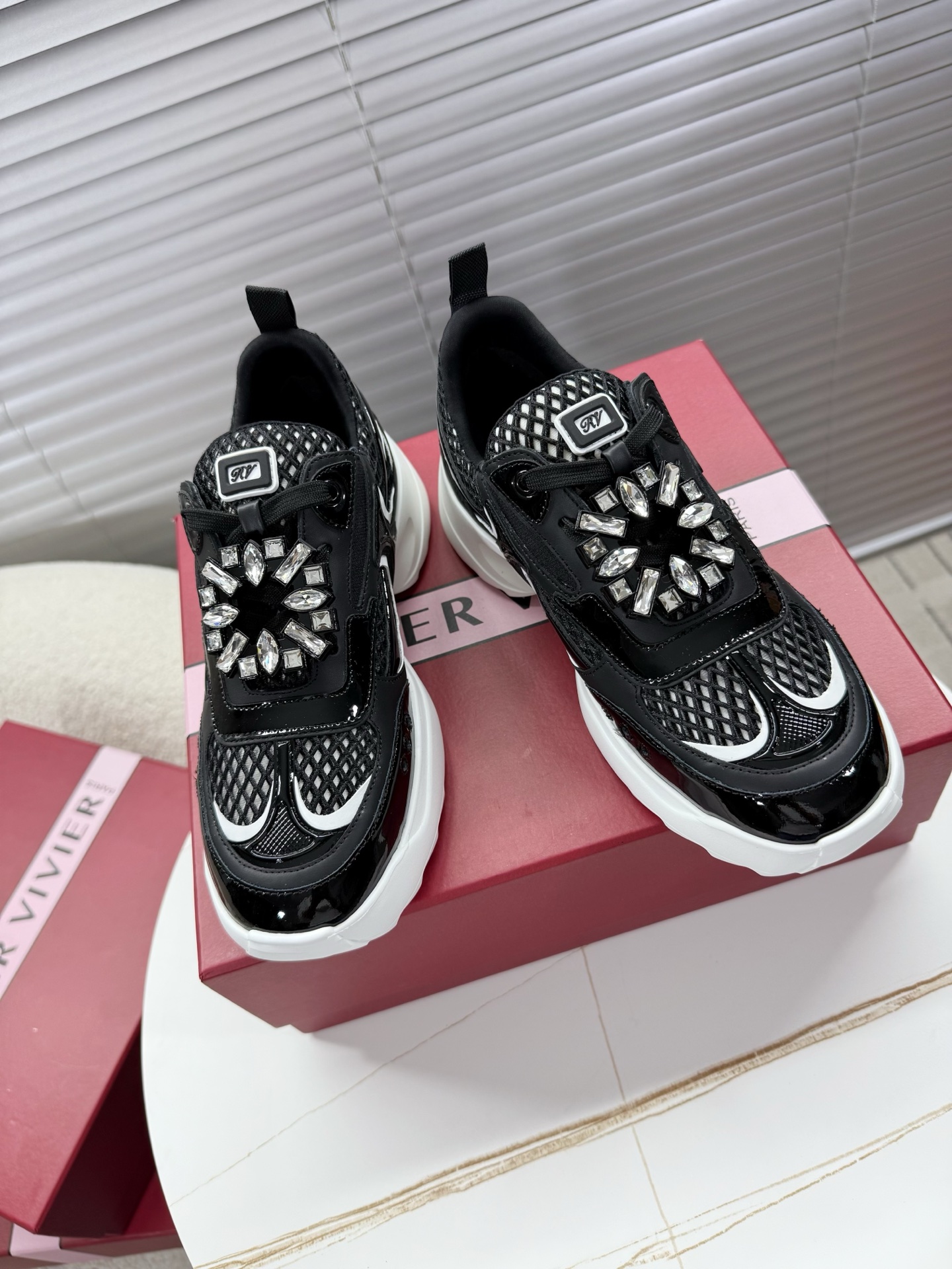 NO:224306,RV'Motor series rhinestone sneakers~~ The serrated sole attracts eye-catching and comfortable feet, casual and lively without losing the exquisite Vivia style~~ The leather mirror fabric and mesh fabric are embellished with removable flash diamond buckles, the elastic buckle on the side is exquisite and elegant. The iconic crystal diamond buckle is simply amazing_Fashionable, delicate and lightweight on the feet, and it is very good at appearance and strength!  ! Sole anti-slip gear rubber sole (EVA foaming material) Material: Original imported customized fabric Nerileca   footbed cowhide Hardware original Swarovski rhinestone Heel high heel height 5cm 35-40 positive size, casual shoes/sports shoes, swarovski, sneakers, cowhide19860909RV最新款Viv'Motor系列水钻运动鞋~~ 锯齿边鞋底吸引眼球脚感平稳舒适,休闲活泼又不失维维亚精致风格~~ 皮革拼镜面织物和网眼面料制成点缀可拆卸闪钻饰扣,侧边弹力扣带,精致优雅.标志性的水晶钻扣简直太赞了_时尚 上脚秀气又超轻便 颜值和实力都很能打！! 鞋底防滑齿轮橡胶底（EVA发泡材质） 材质:原版进口订制面料 内里莱卡 垫脚牛皮 五金原版施华洛世奇水钻 跟高跟高5cm 35—40正码,休闲鞋/运动鞋,swarovski,sneakers,cowhide,Women's Shoes