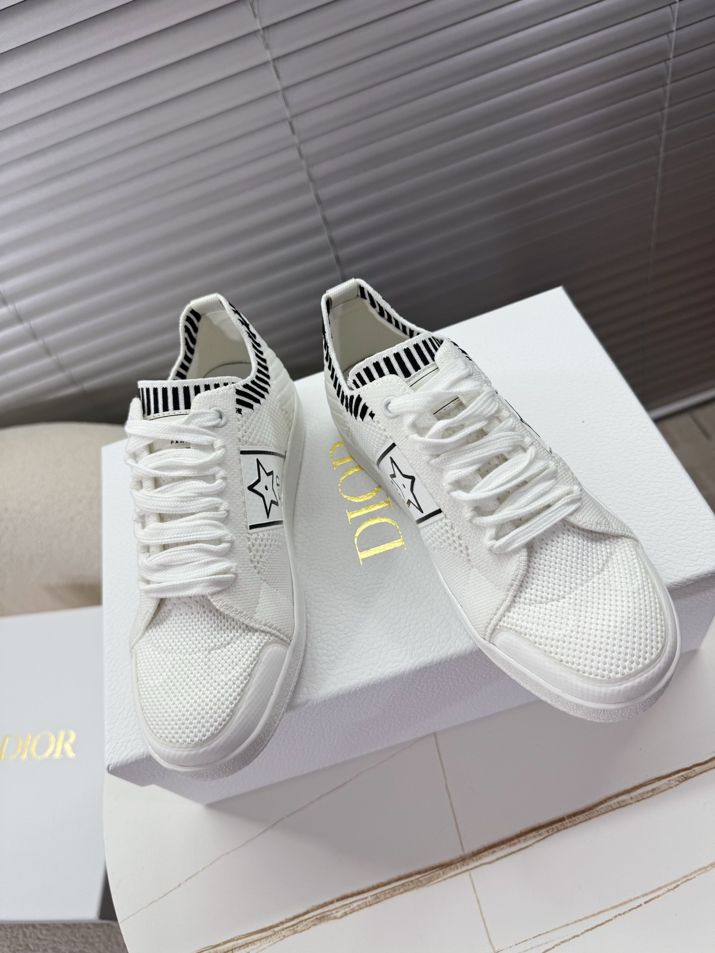 NO:224264,Dior; new spring and summer white shoes... The white shoes I fell in love with at first sight, classic and versatile, suitable for all seasons, can be matched with all kinds of clothing... It uses elastic knitted fabric; contrasting fabric; original star decoration; original outsole heel concave and concave CD star logo, 